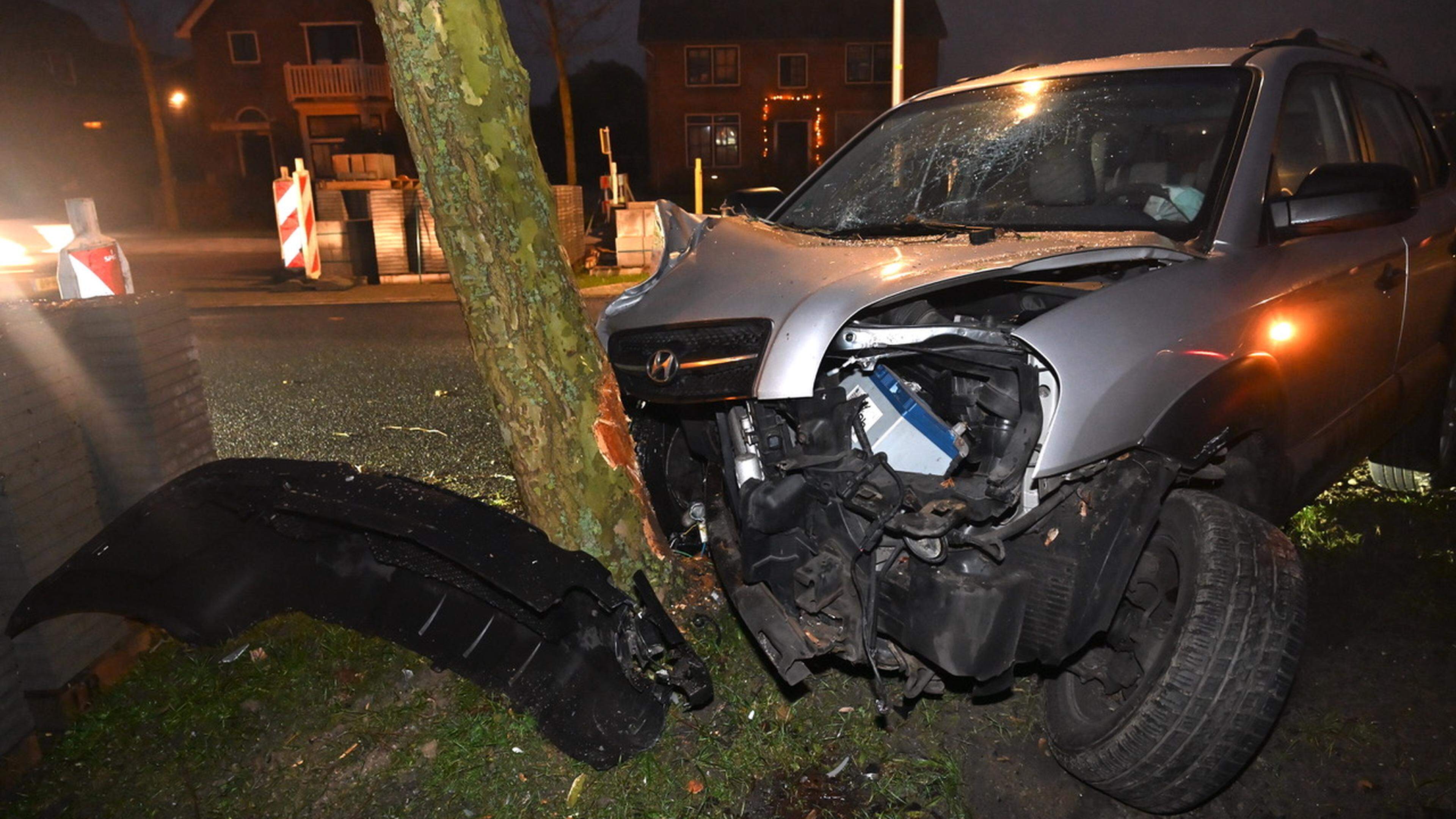 Automobilist knalt tegen boom en raakt gewond in Hazerswoude
