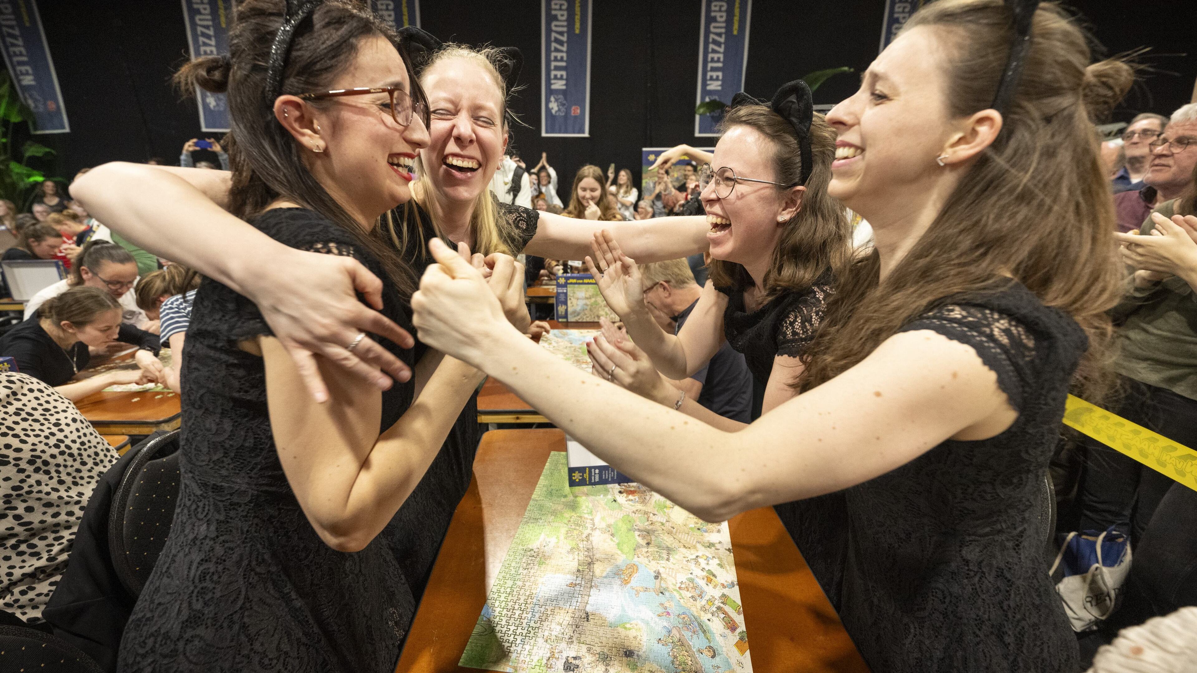 ’Puzzelpoezen’ opnieuw Nederlands kampioen in Roelofarendsveen: ’Ene na andere puzzelstukje vliegt d