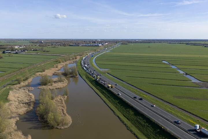 Automobilist knalt tegen vangrail op N11 bij Alphen, moet naar ...
