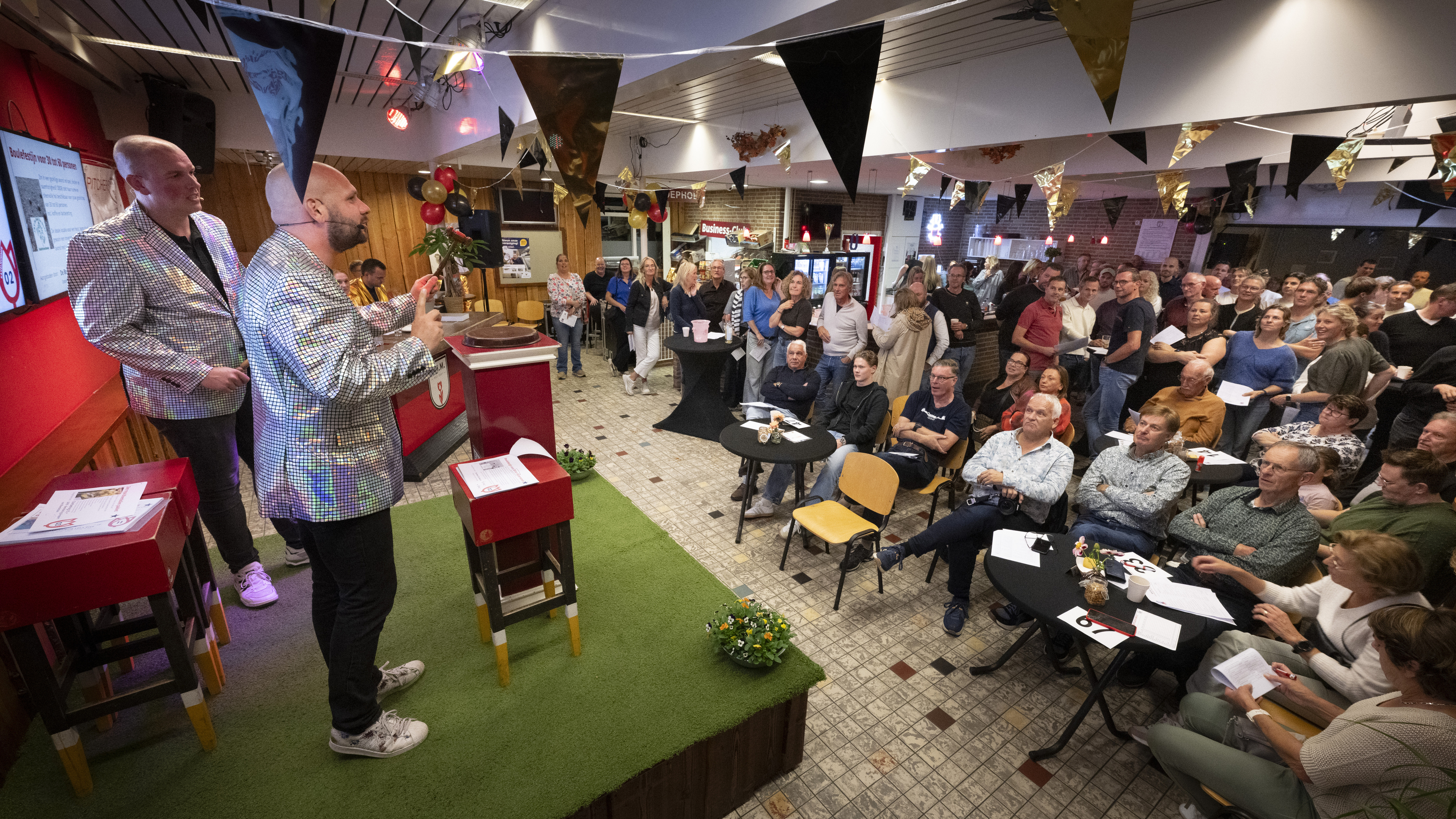 Veiling voor het Sportpad Zuid Roelofarendsveen brengt tienduizenden euro’s op