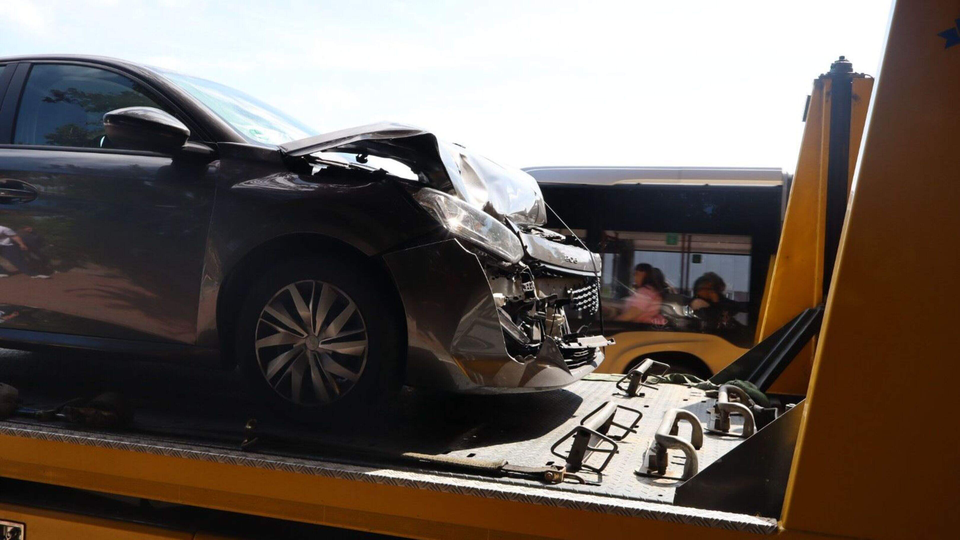 Drie voertuigen betrokken bij aanrijding in Lisse, veel schade.