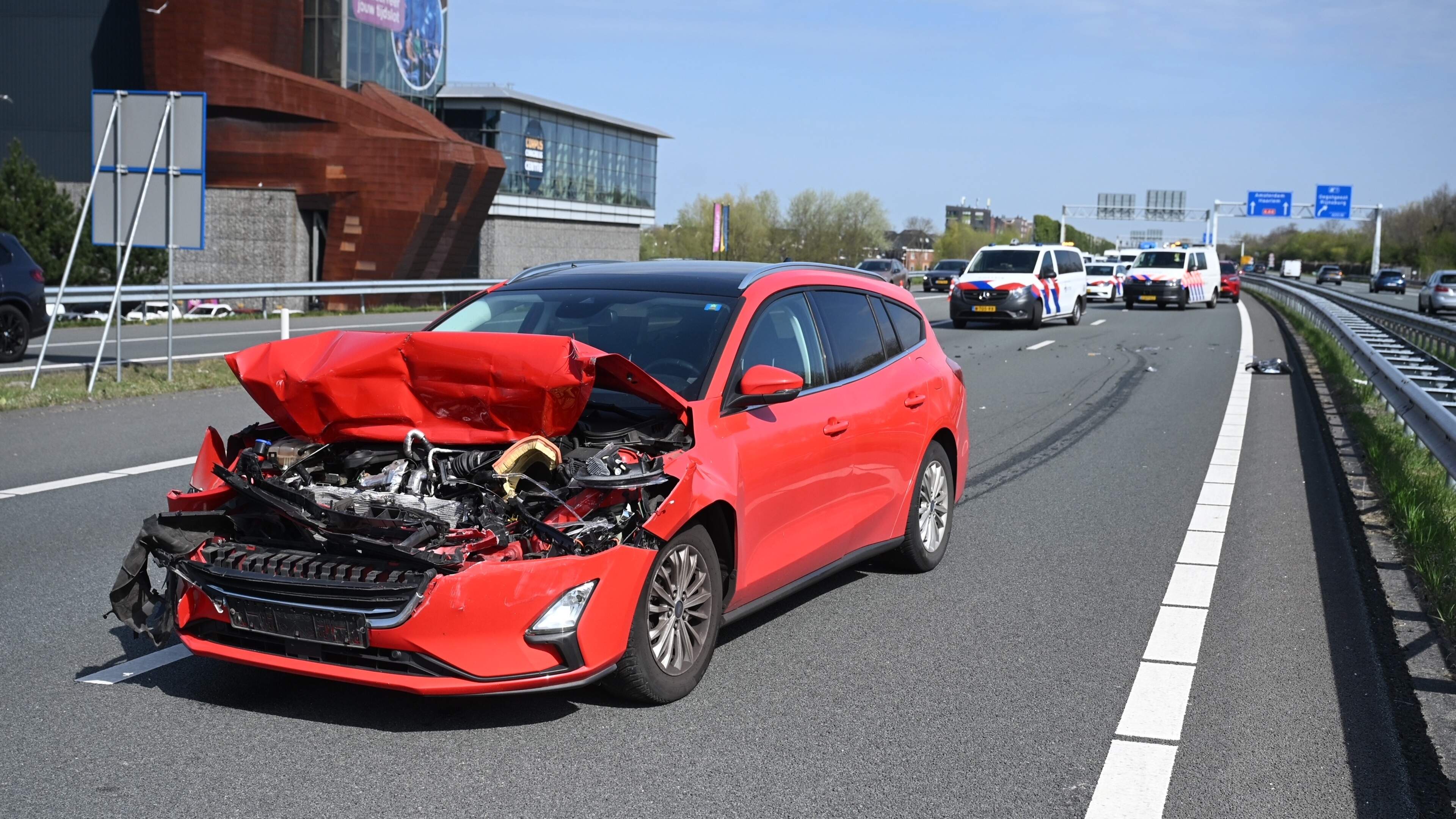 Flinke schade bij ongeval met drie voertuigen op A44 in Leiden.