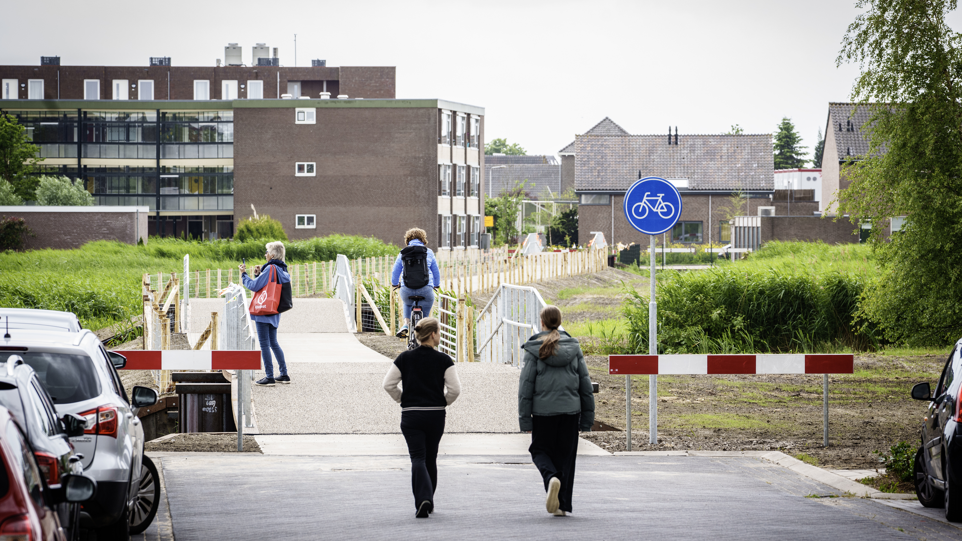 Ouders moeten vaker de fiets pakken om verkeersdrukte rondom school in Roelofarendsveen te verminder