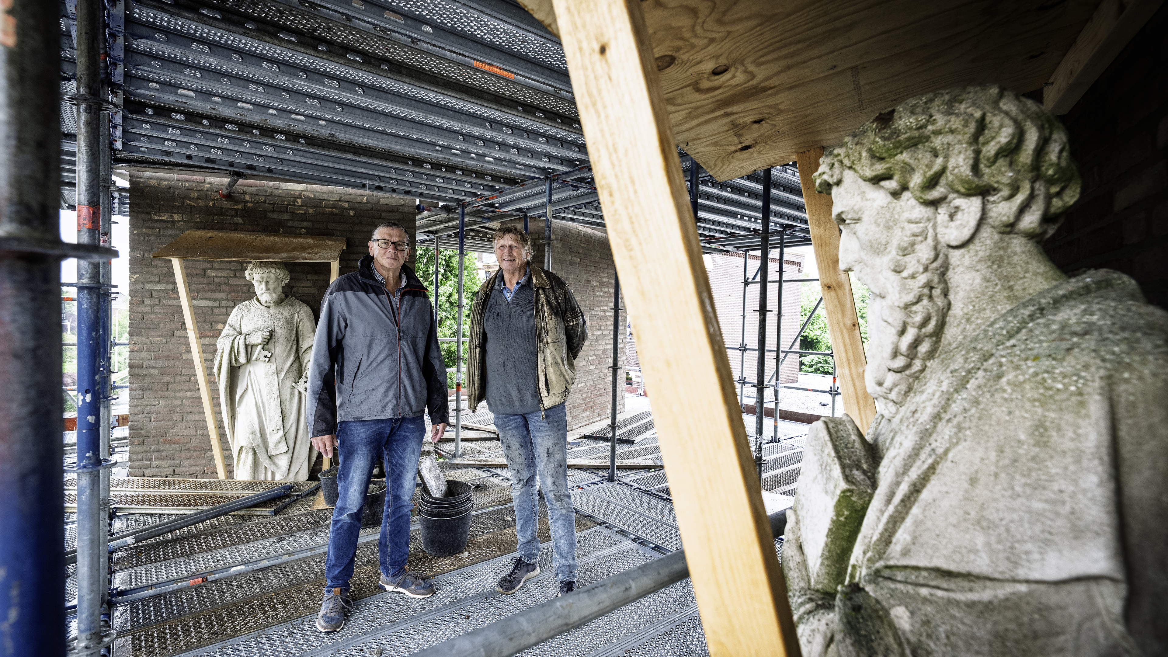 Hoge toegangspoort naar de Veense Petruskerk in restauratie: tijdelijk geen klokkengelui rond schaft