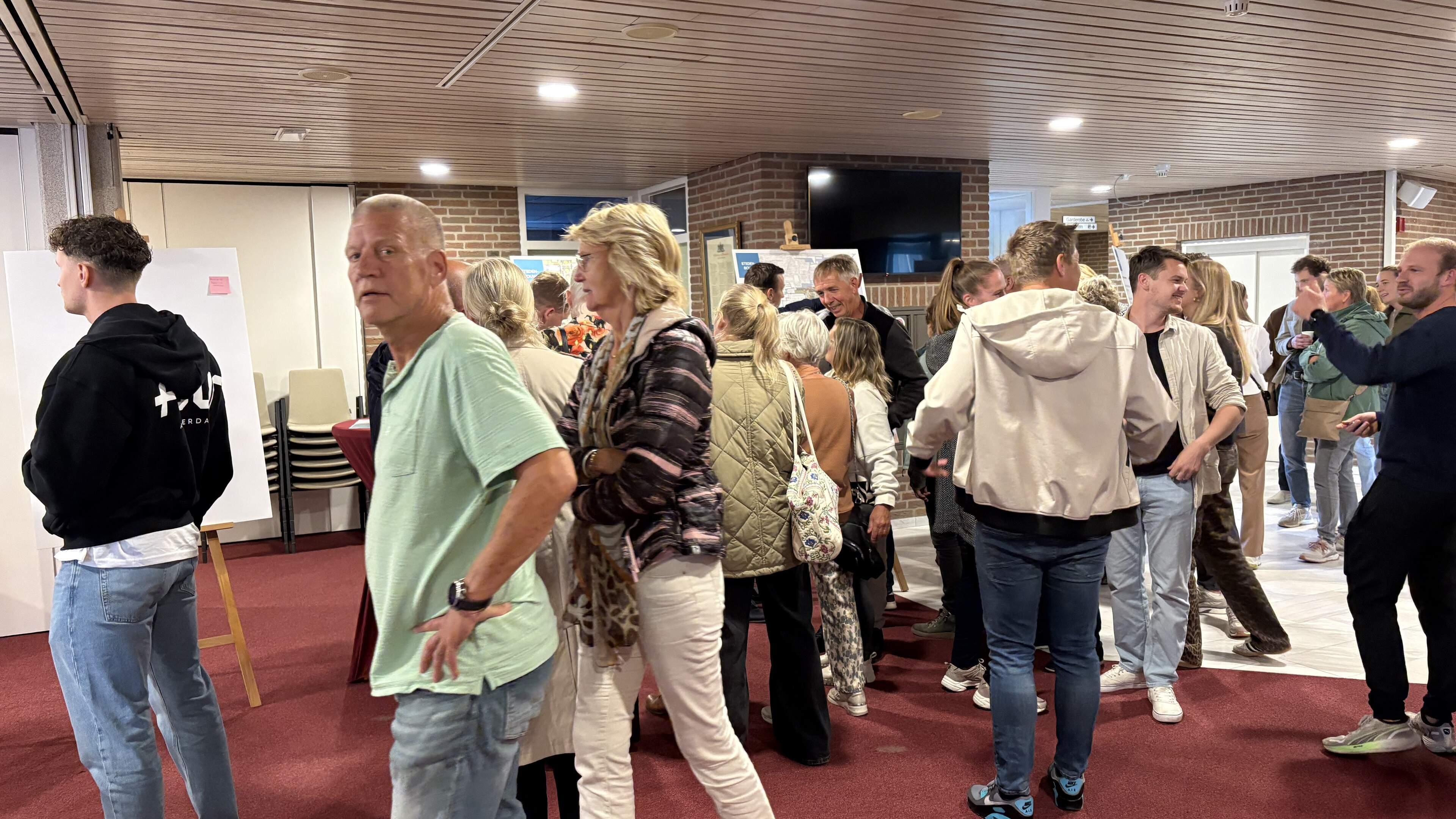 Braassemerland houdt de gemoederen bezig tijdens drukbezochte inloopavond: ’Daar huizen? Het is er é