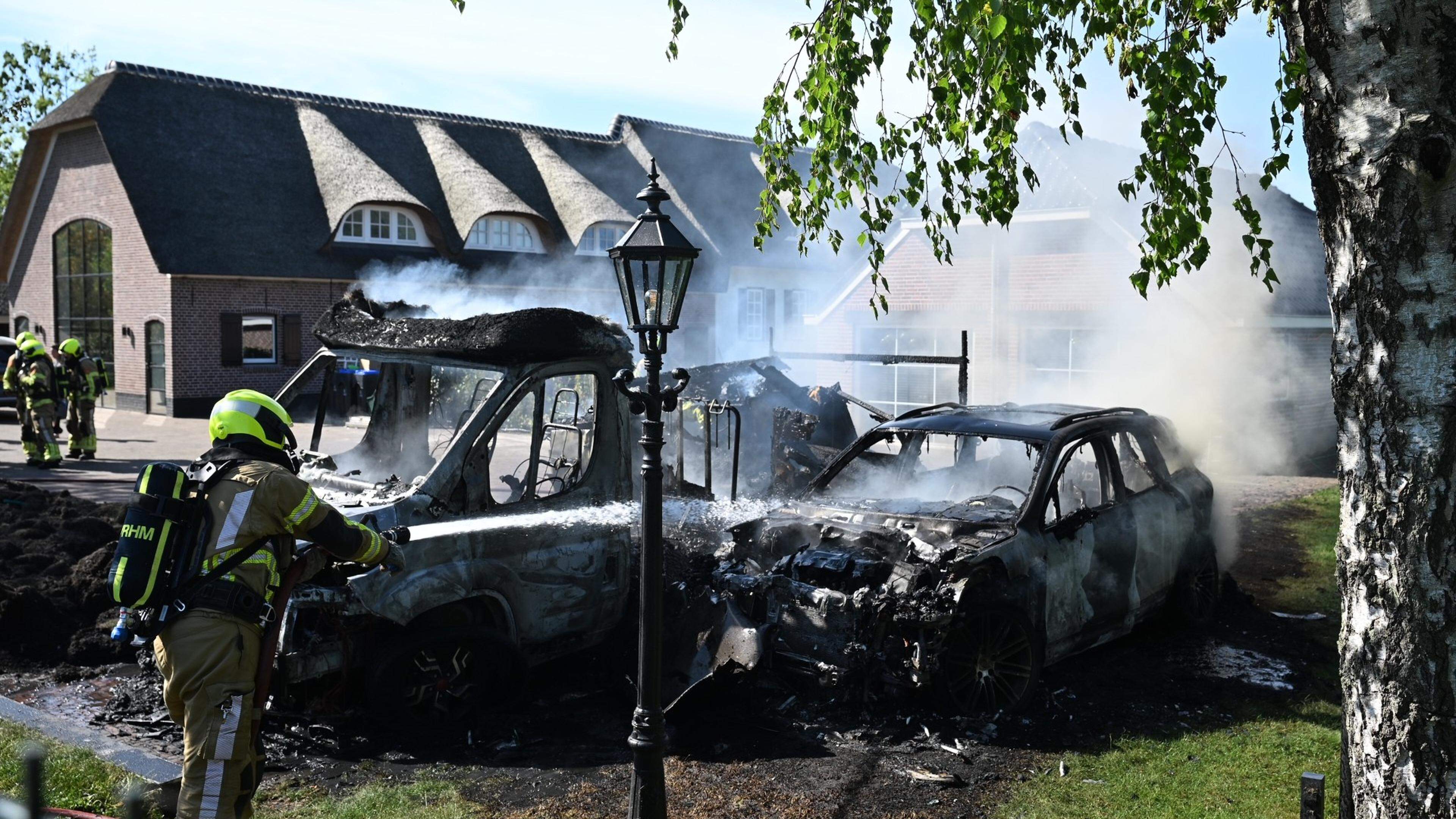 Auto en camper gaan in vlammen op in Leiderdorp