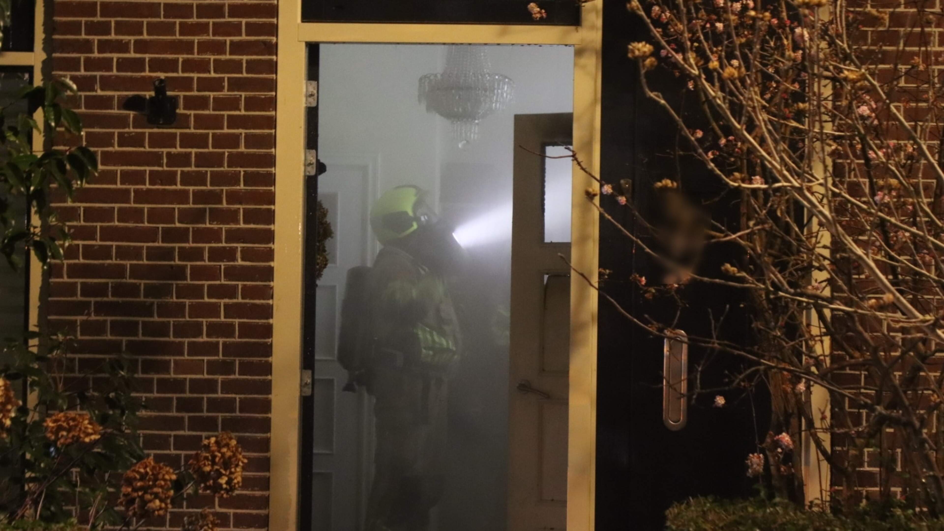 Brandweer redt kat uit brandende woning in Rijnsburg, veel schade