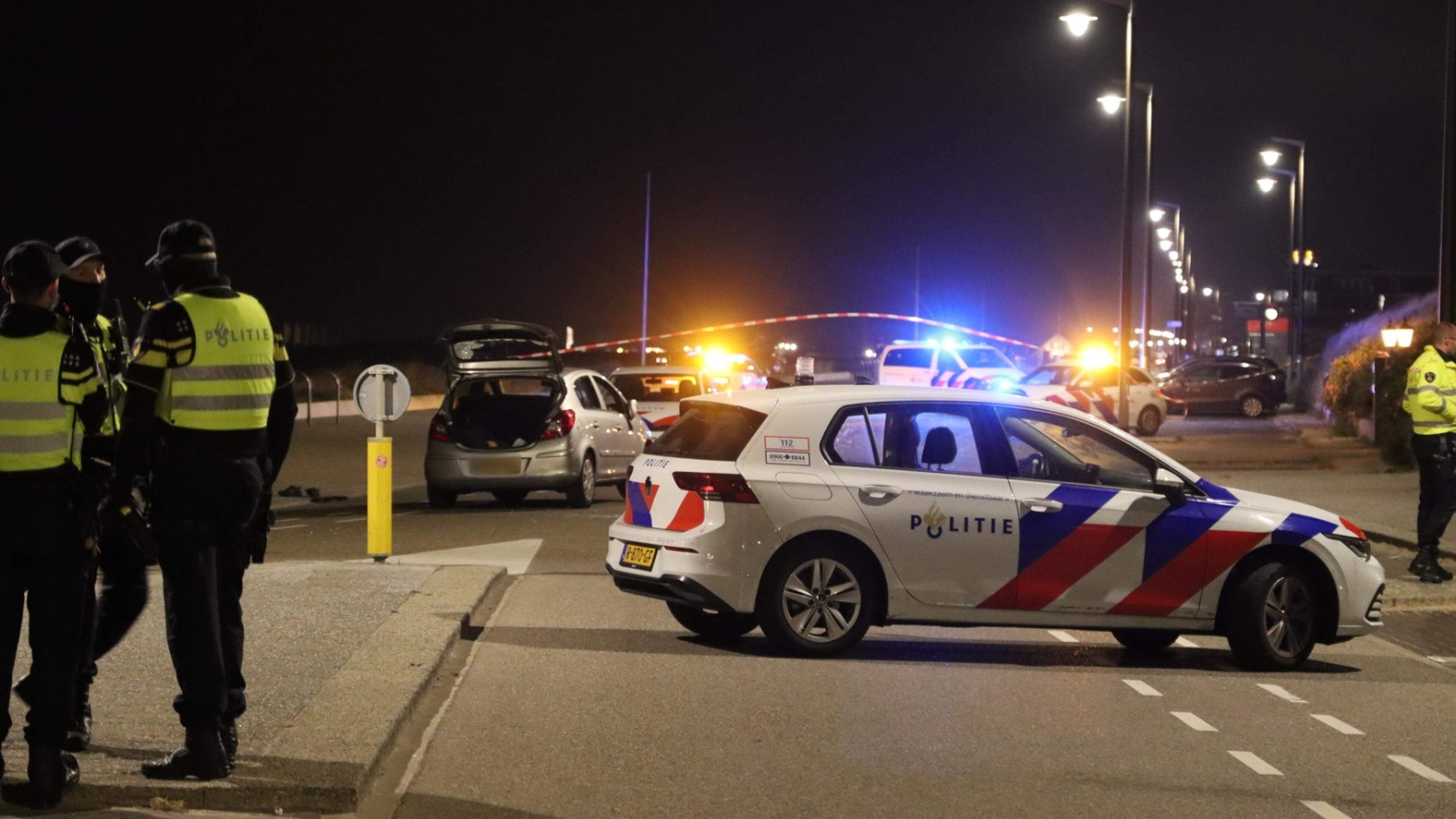 Man komt klem te zitten onder rijdende auto in Katwijk