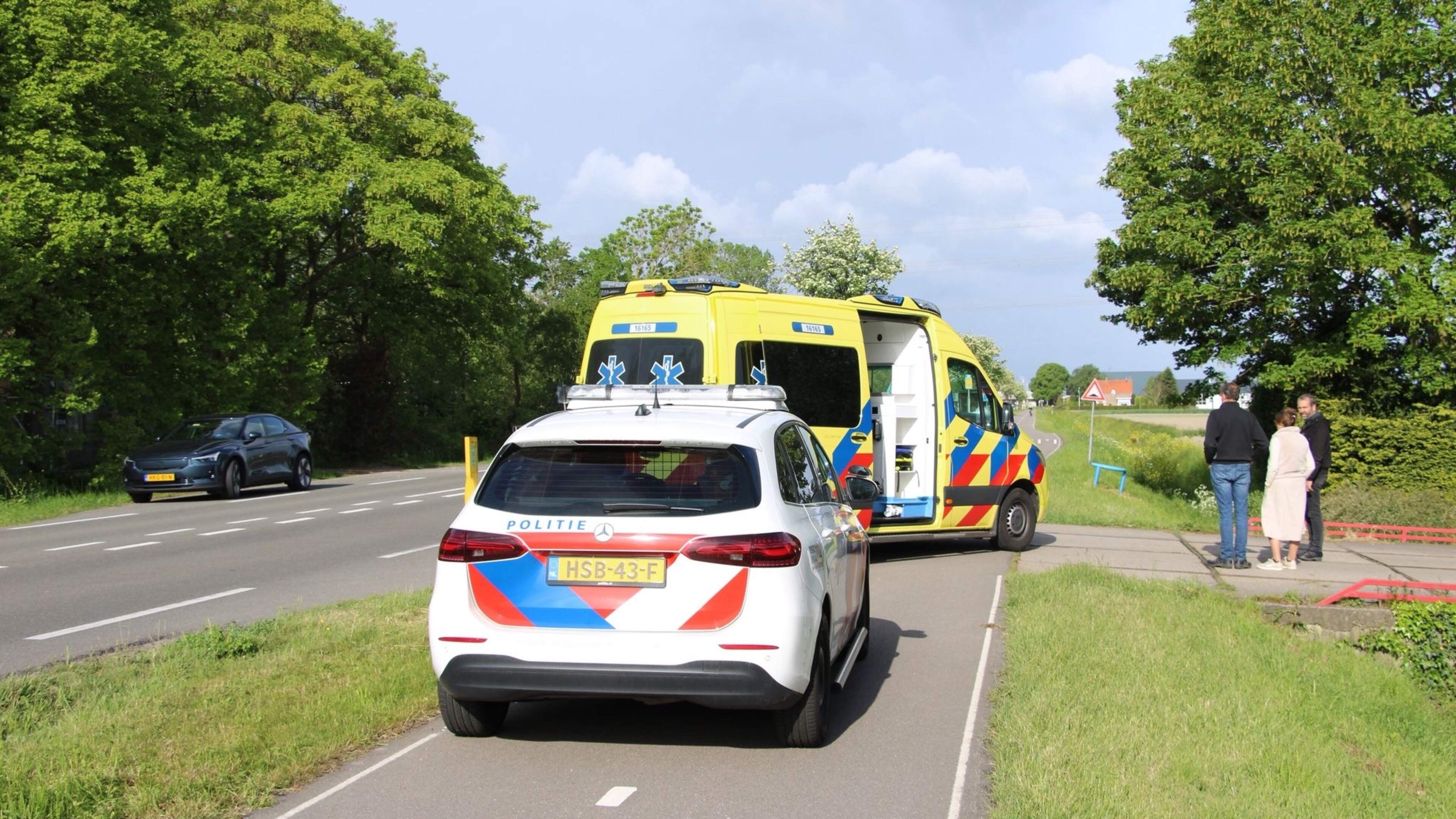 Fietser gewond bij aanrijding met bestelwagen in Hazerswoude-Dorp. Fietser gewond bij aanrijding met bestelwagen in Hazerswoude-Dorp.