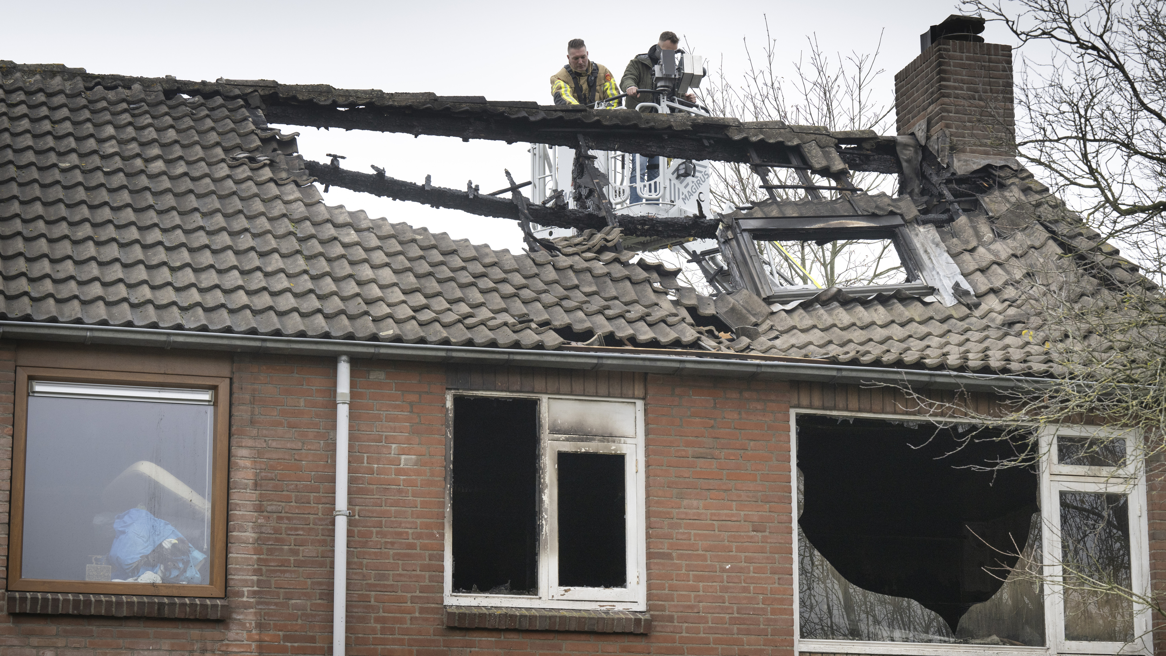 Politieonderzoek naar brand Mimosastraat in Roelofarendsveen levert nog niets op