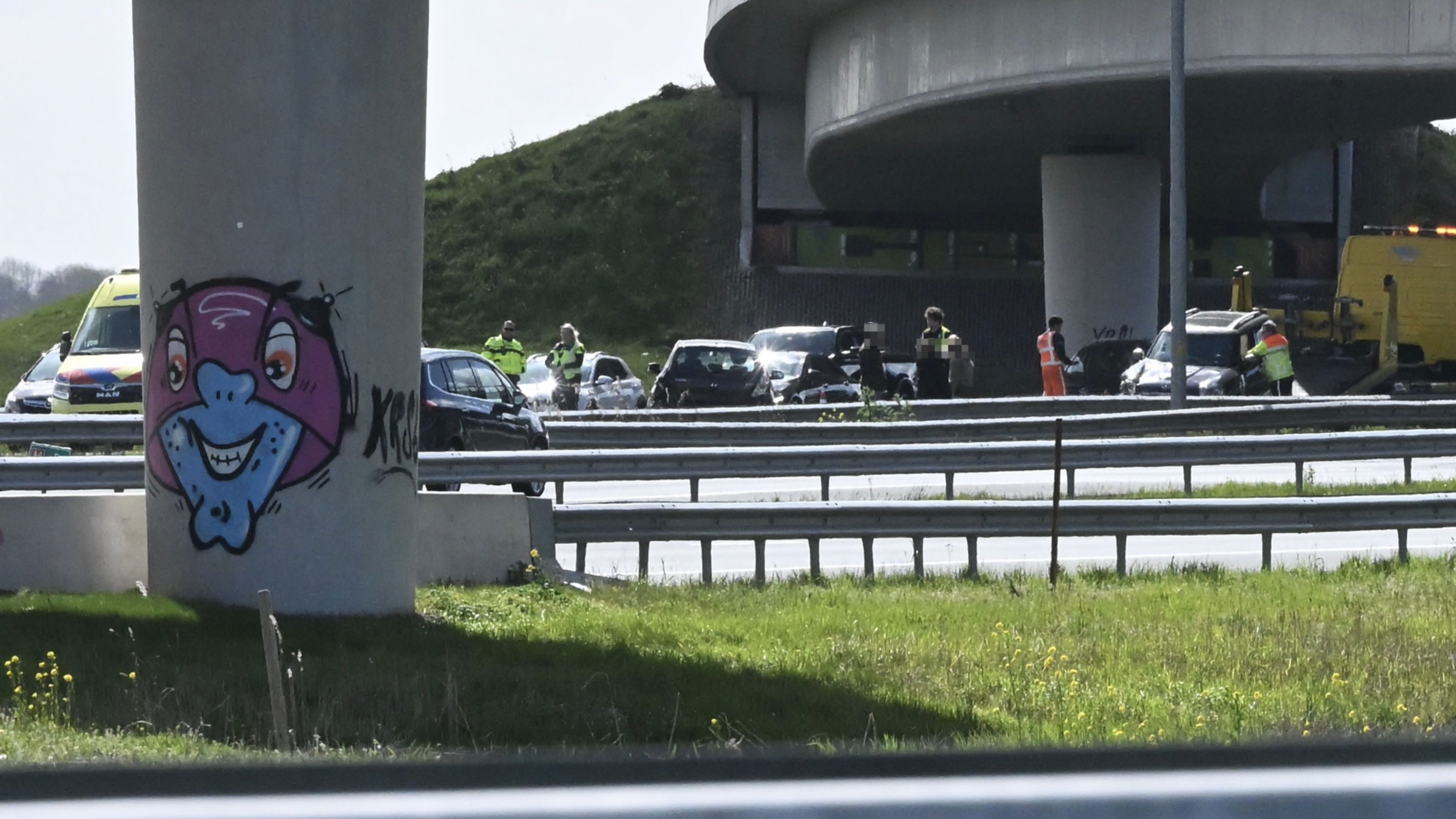 File op A4 bij Leiden na botsing tussen meerdere voertuigen, één gewonde.