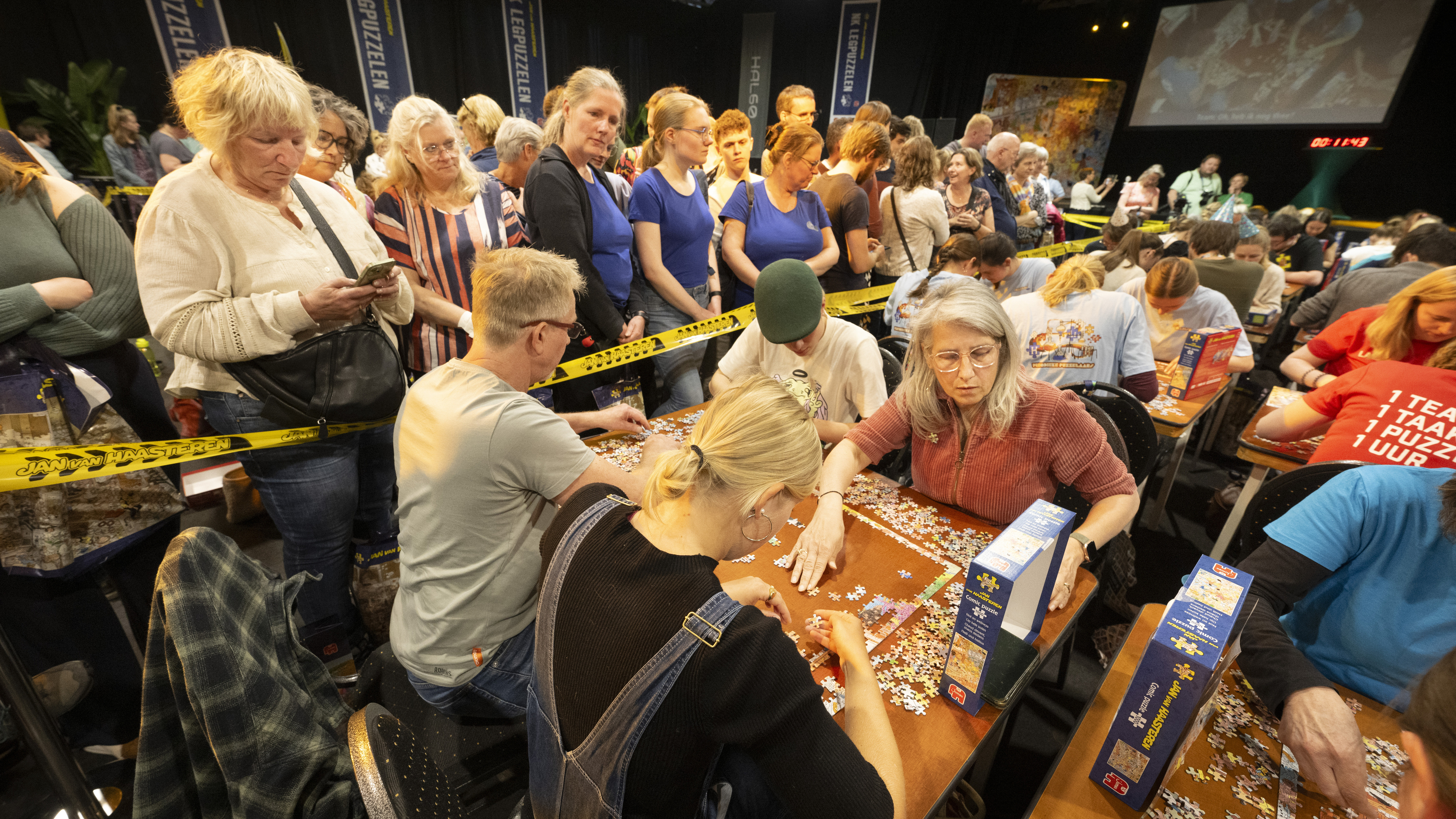 Bij afwezigheid van de puzzelpoezen grijpt ’Ja, we hebben Haast’ de macht in Roelofarendsveen