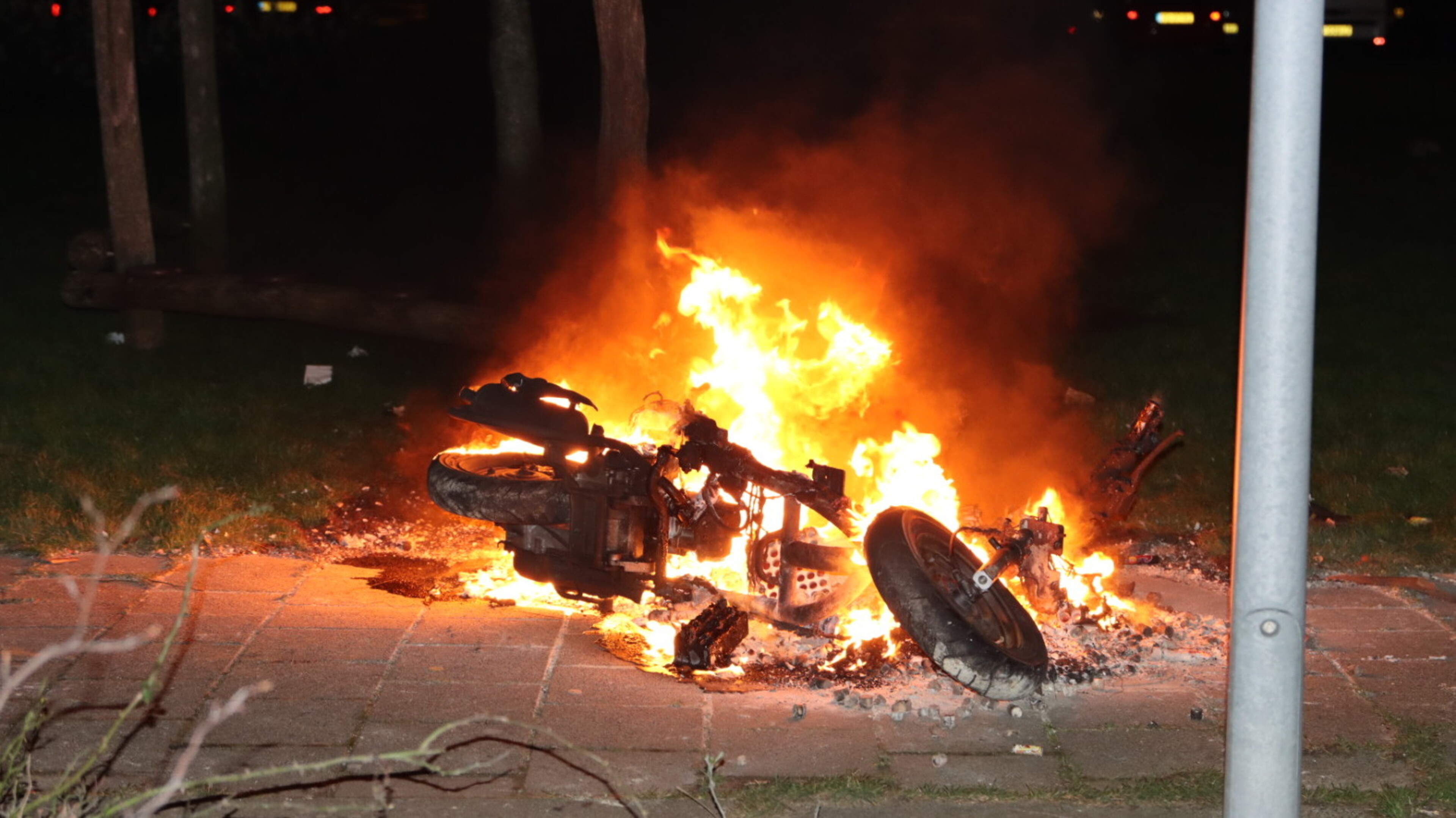 Scooter in brand gestoken in Katwijk, meerdere vernielingen in Warmond