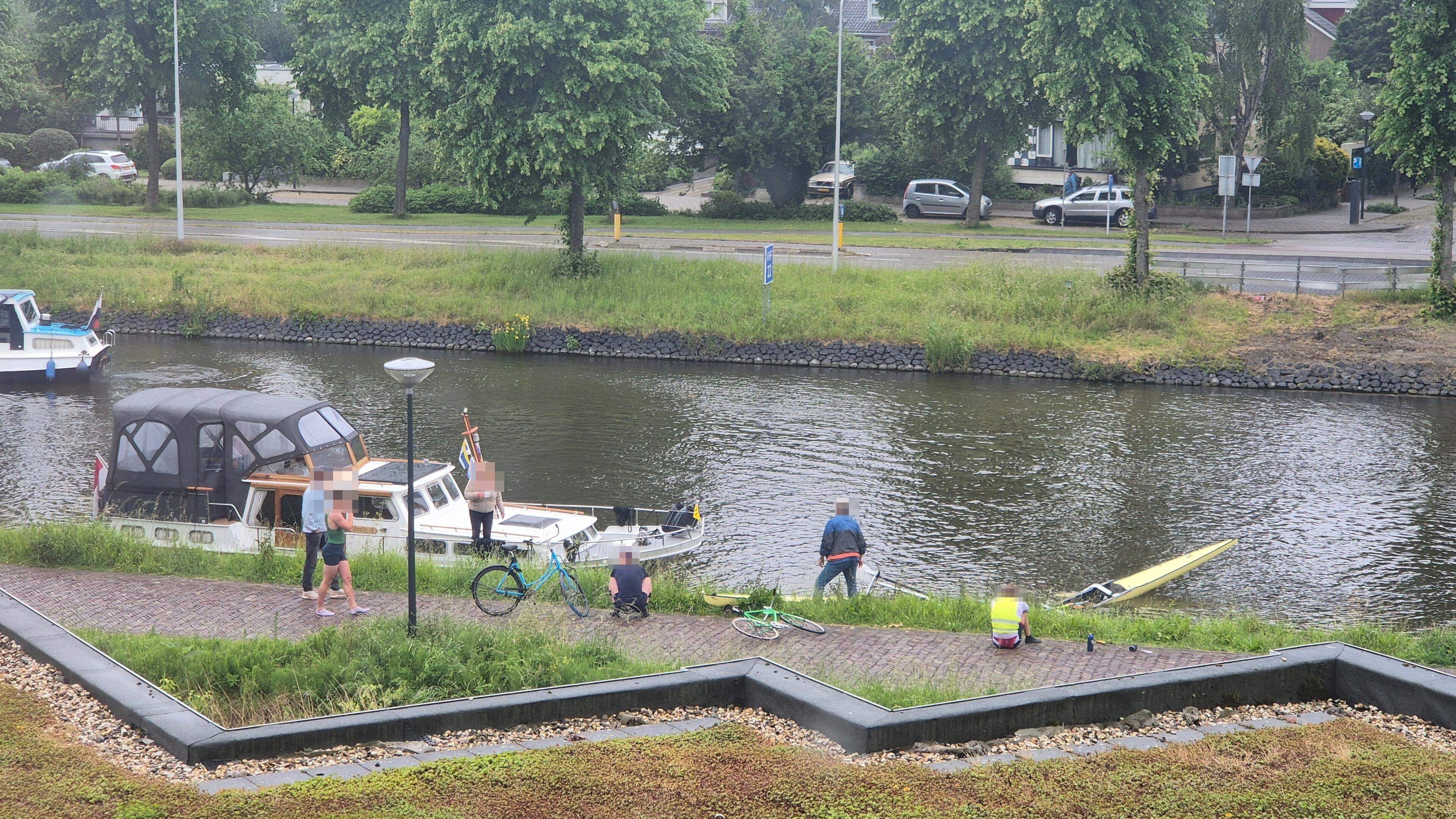 Aanvaring tussen motorboot en kano met vier jongemannen in Leiden, omstanders schieten te hulp