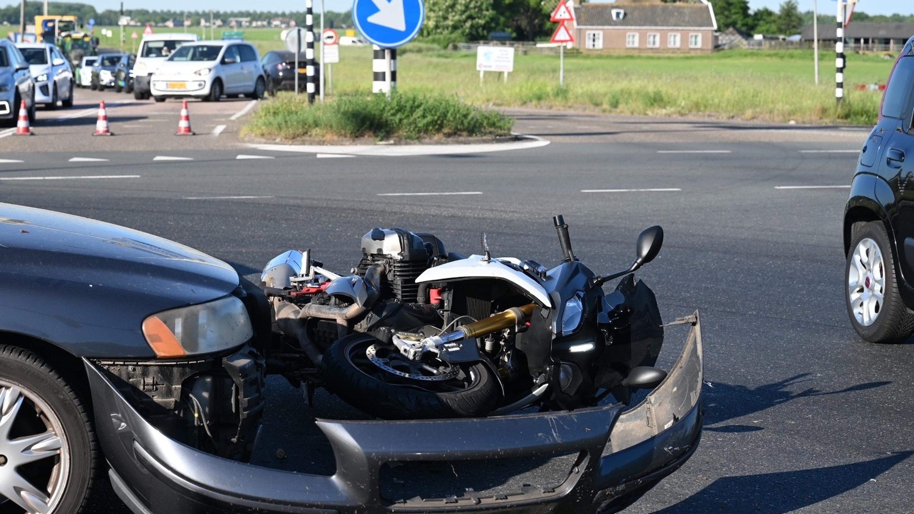 Botsing tussen motor en auto in Zoeterwoude, chaos op de weg