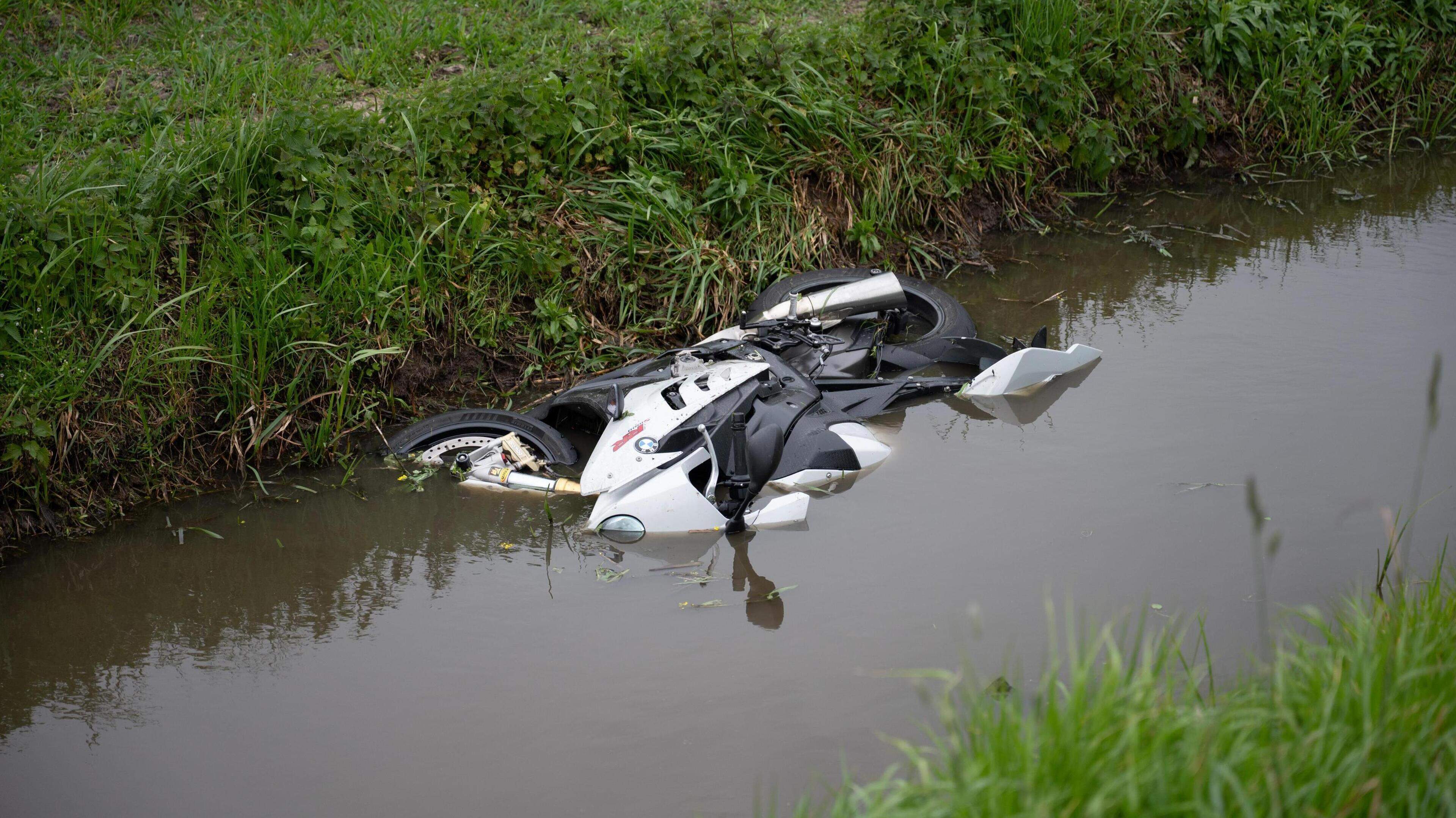 Motorrijdster belandt in sloot bij ongeval in Alphen aan den Rijn, met spoed naar ziekenhuis.