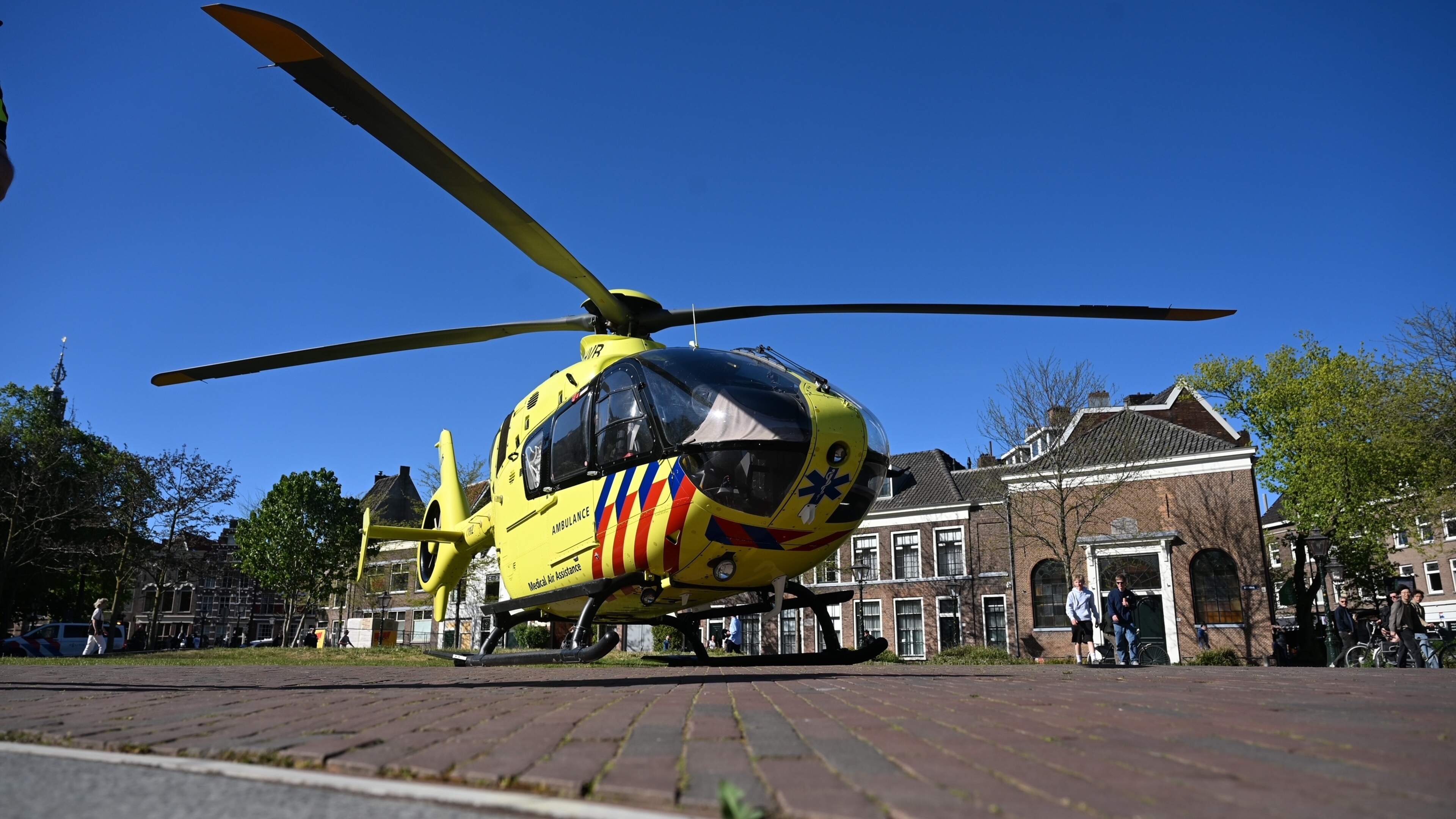 Fietser zwaargewond bij eenzijdig ongeval in centrum Leiden, traumahelikopter landt op Garenmarkt.