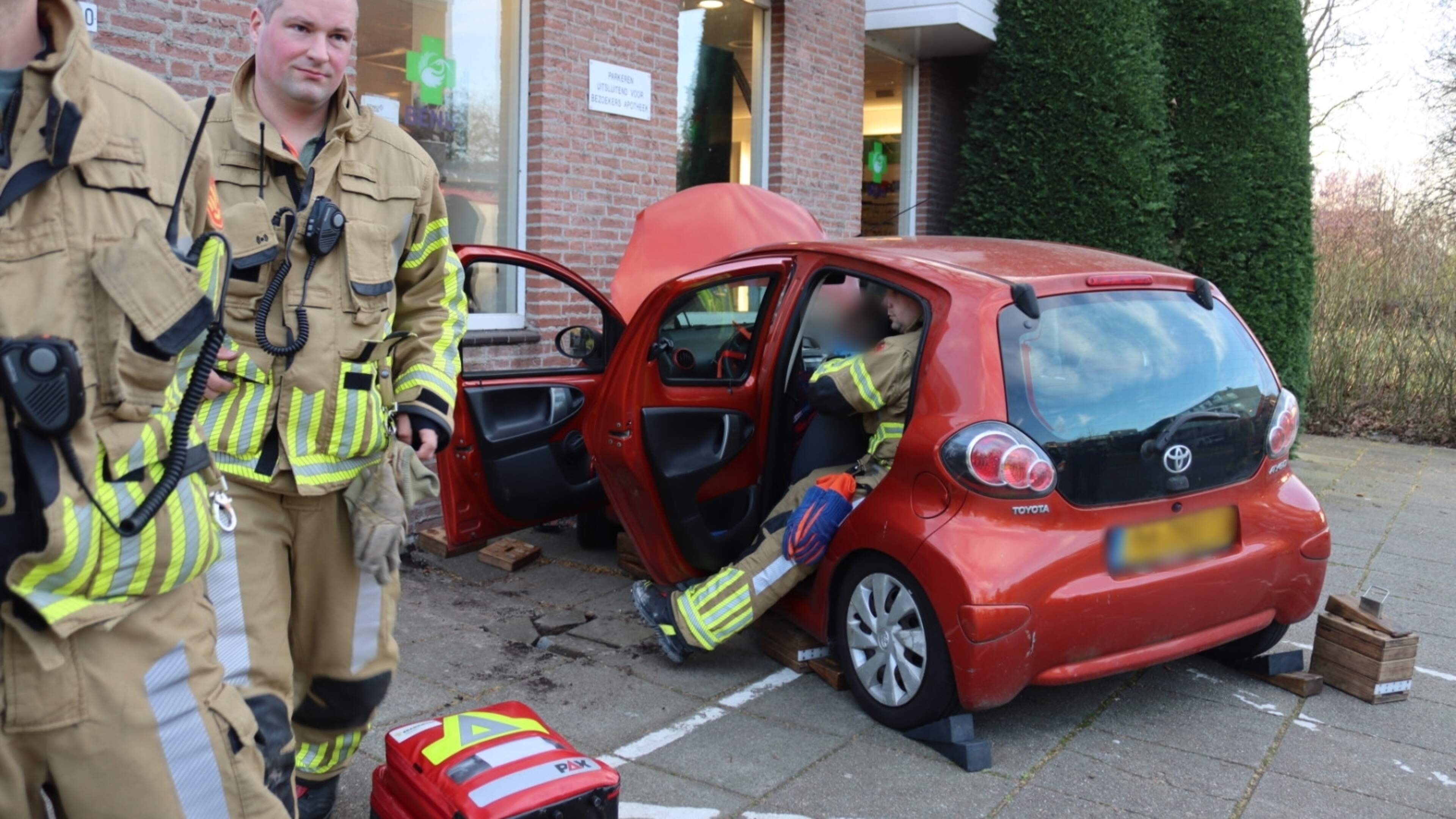 Motorist crashes into pharmacy in Hillegom