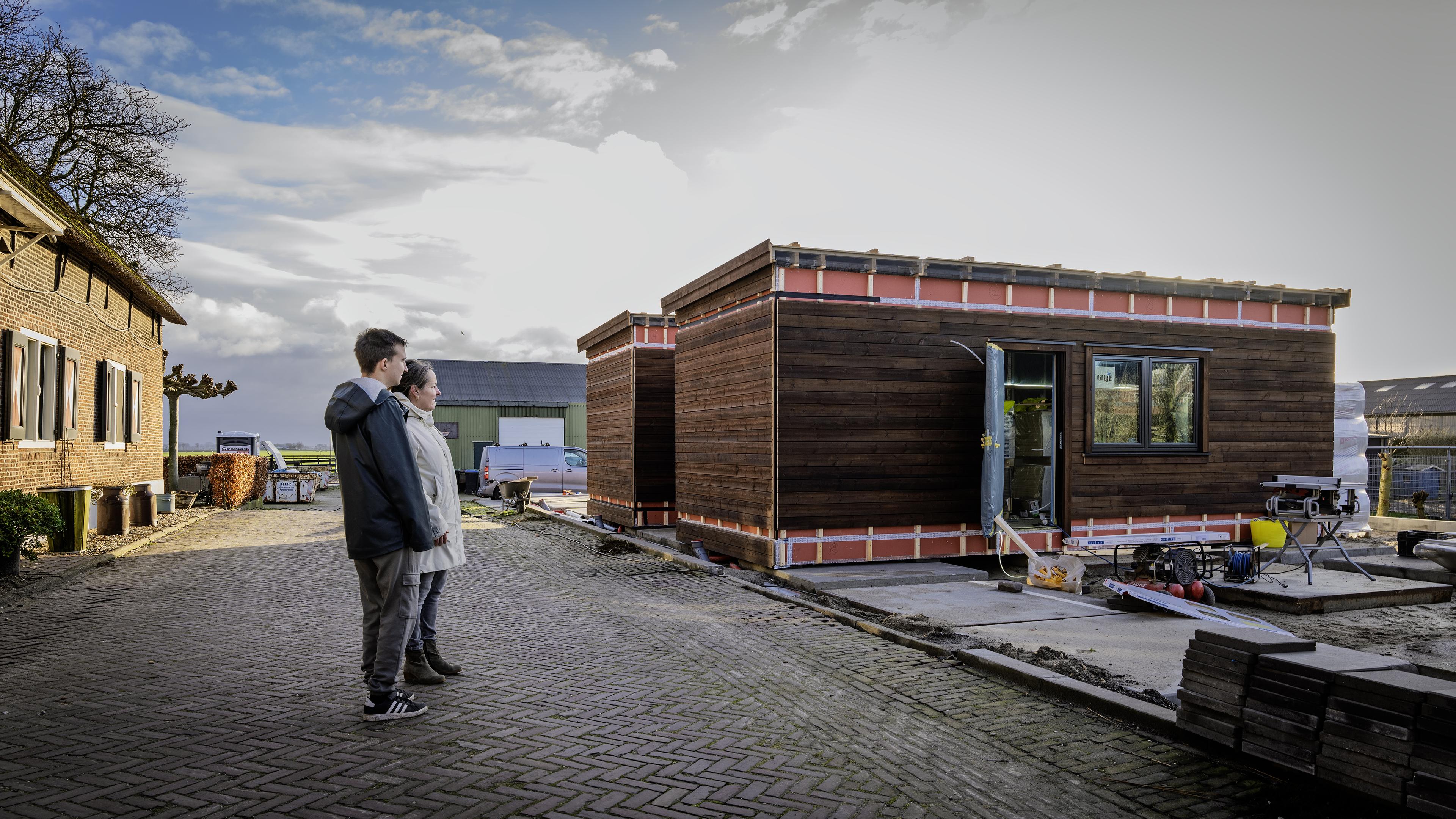Zorgaanbieder Inversa plaatst tiny houses naast de boerderij in Woubrugge: ’unieke oplossing’ voor i