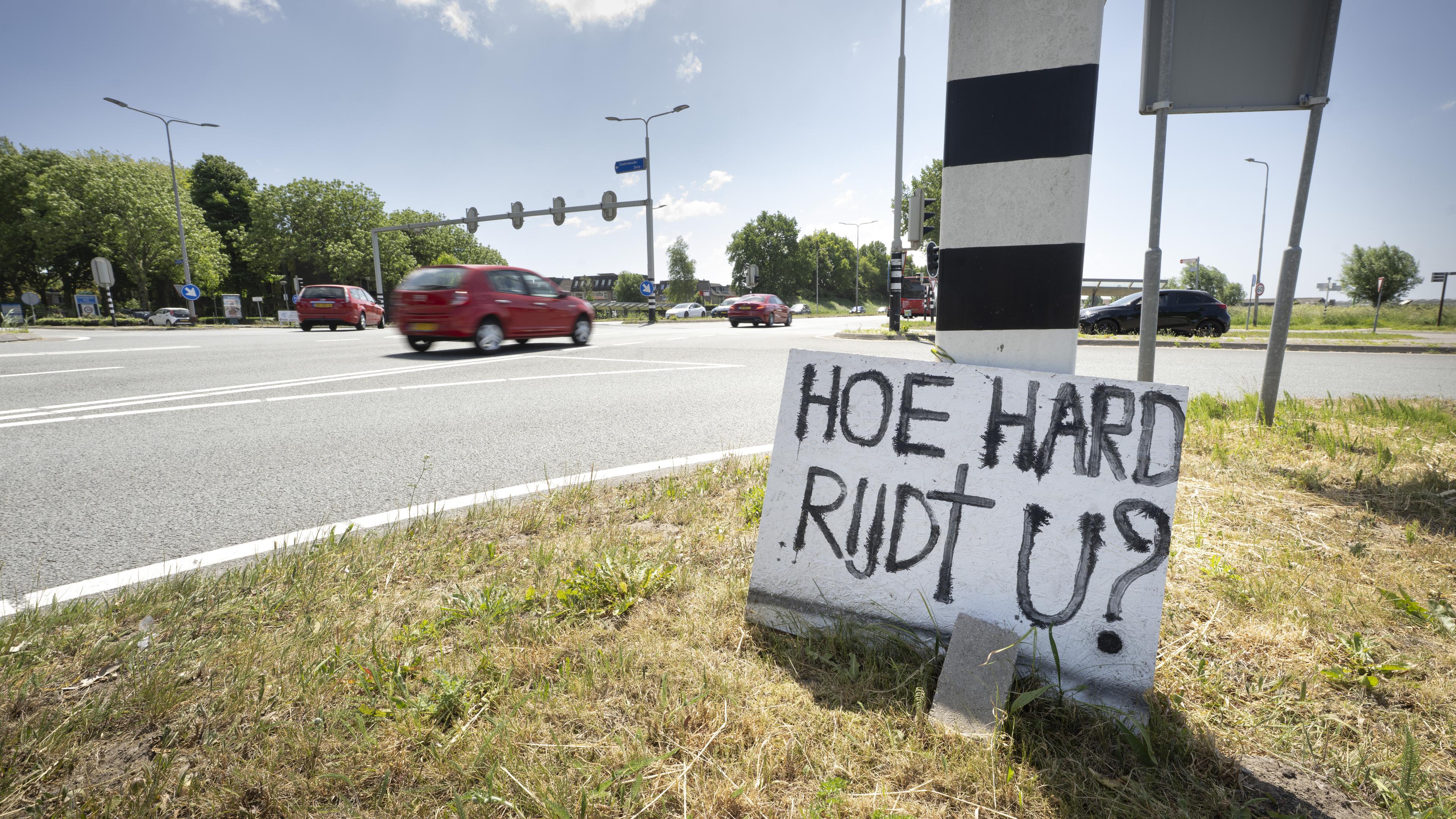 Flitspalen op de plek in Zoeterwoude waar 13-jarige fietser Raphaël is doodgereden