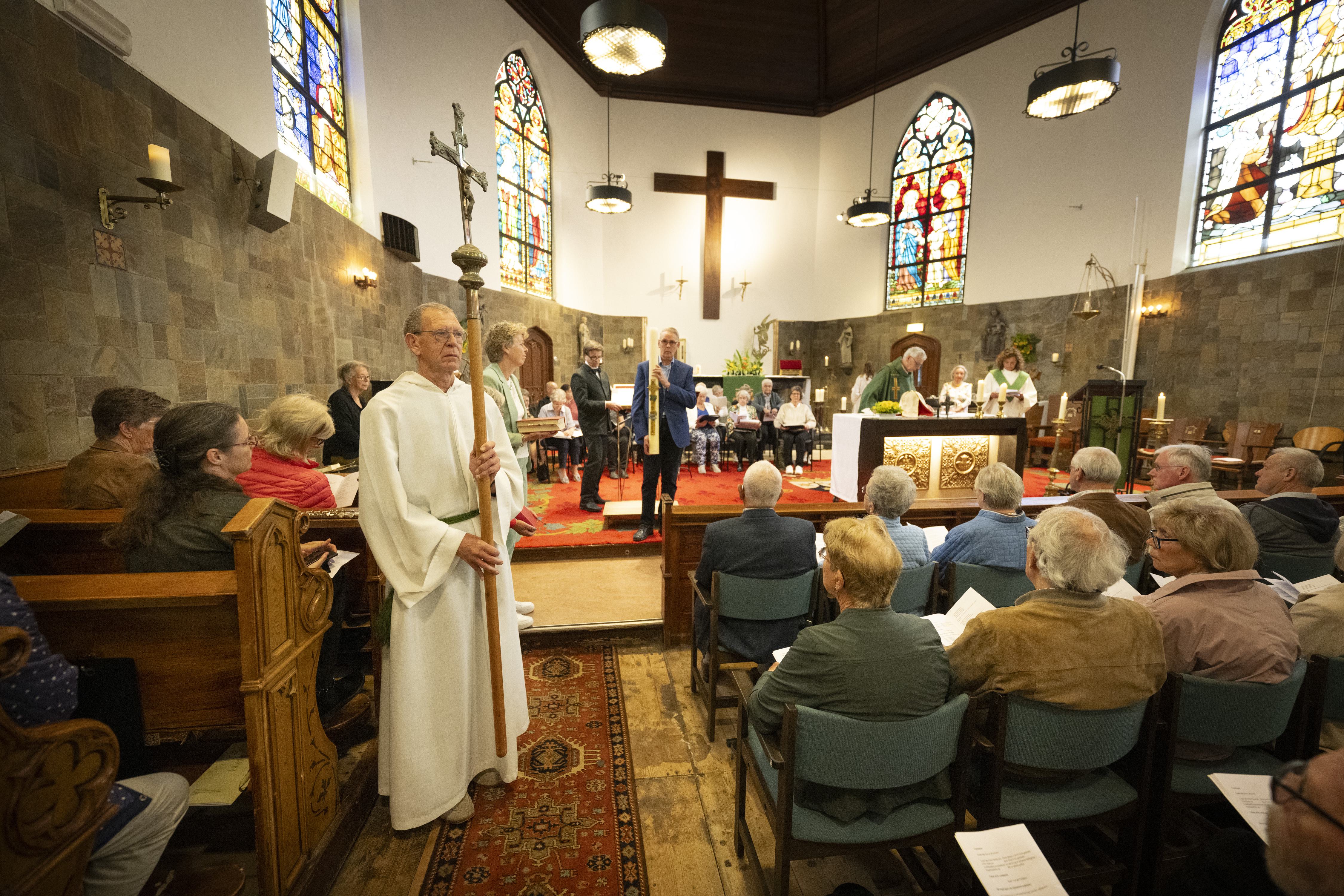 Liturgisch kerkmeubilair uit Scheepjeskerk ’weggedragen’. Toekomst kerkgebouw in Hazerswoude-Rijndij