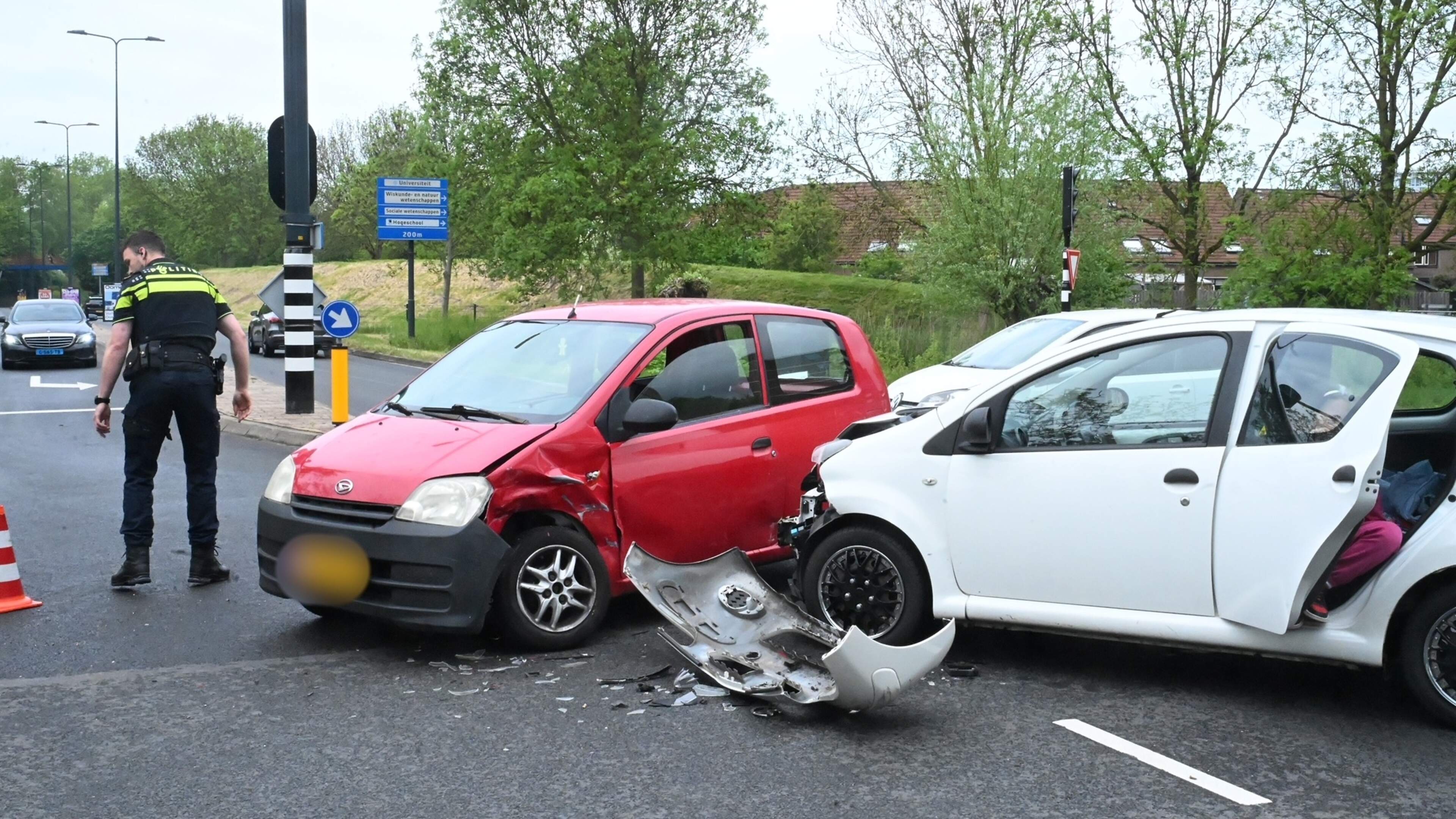 Gewonde bij aanrijding tussen twee auto’s in Leiden.