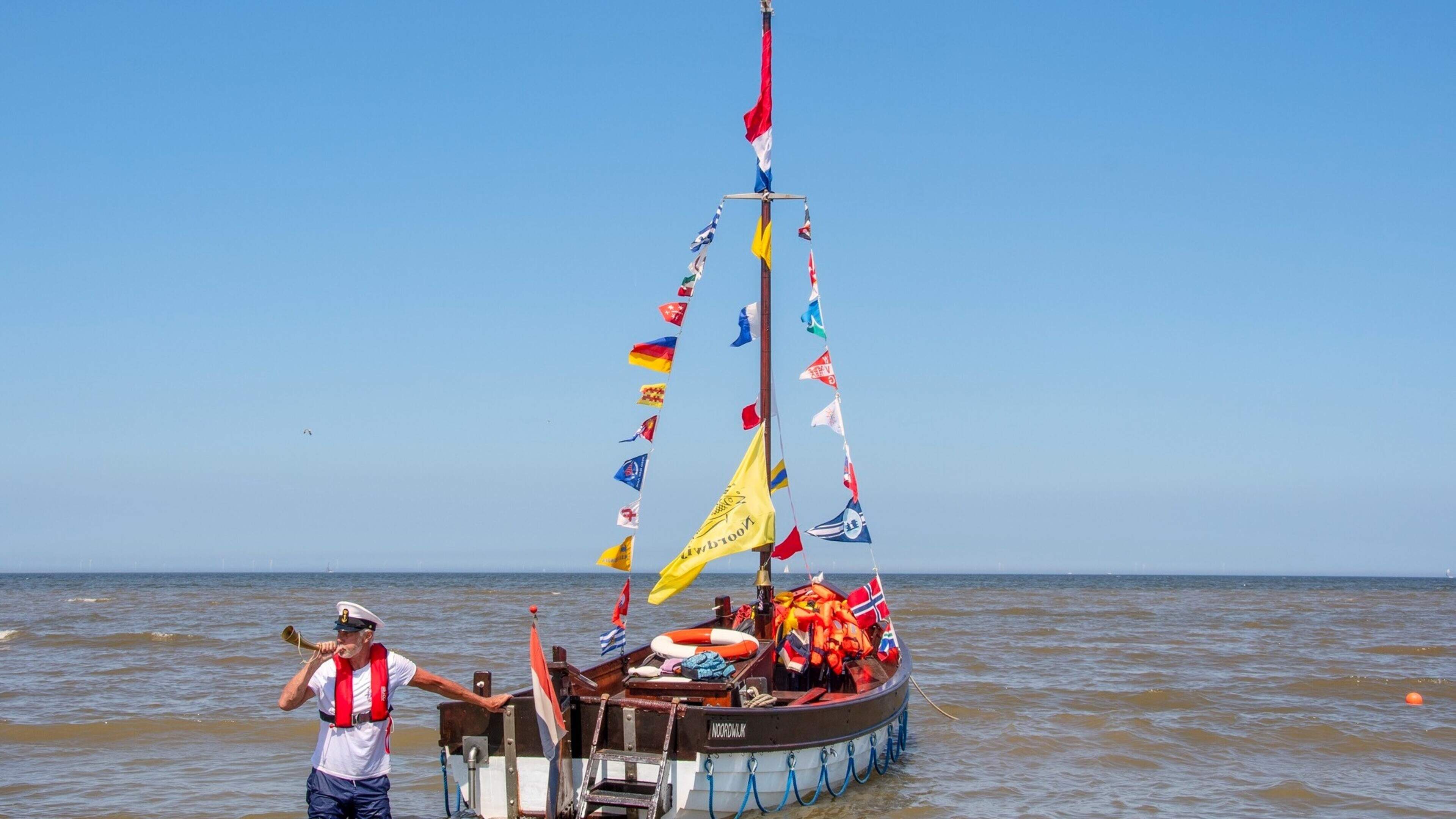 De Albatros is los: Noordwijkse houten rondvaartboot vaart weer. ‘Als de schipper toetert, mag je me