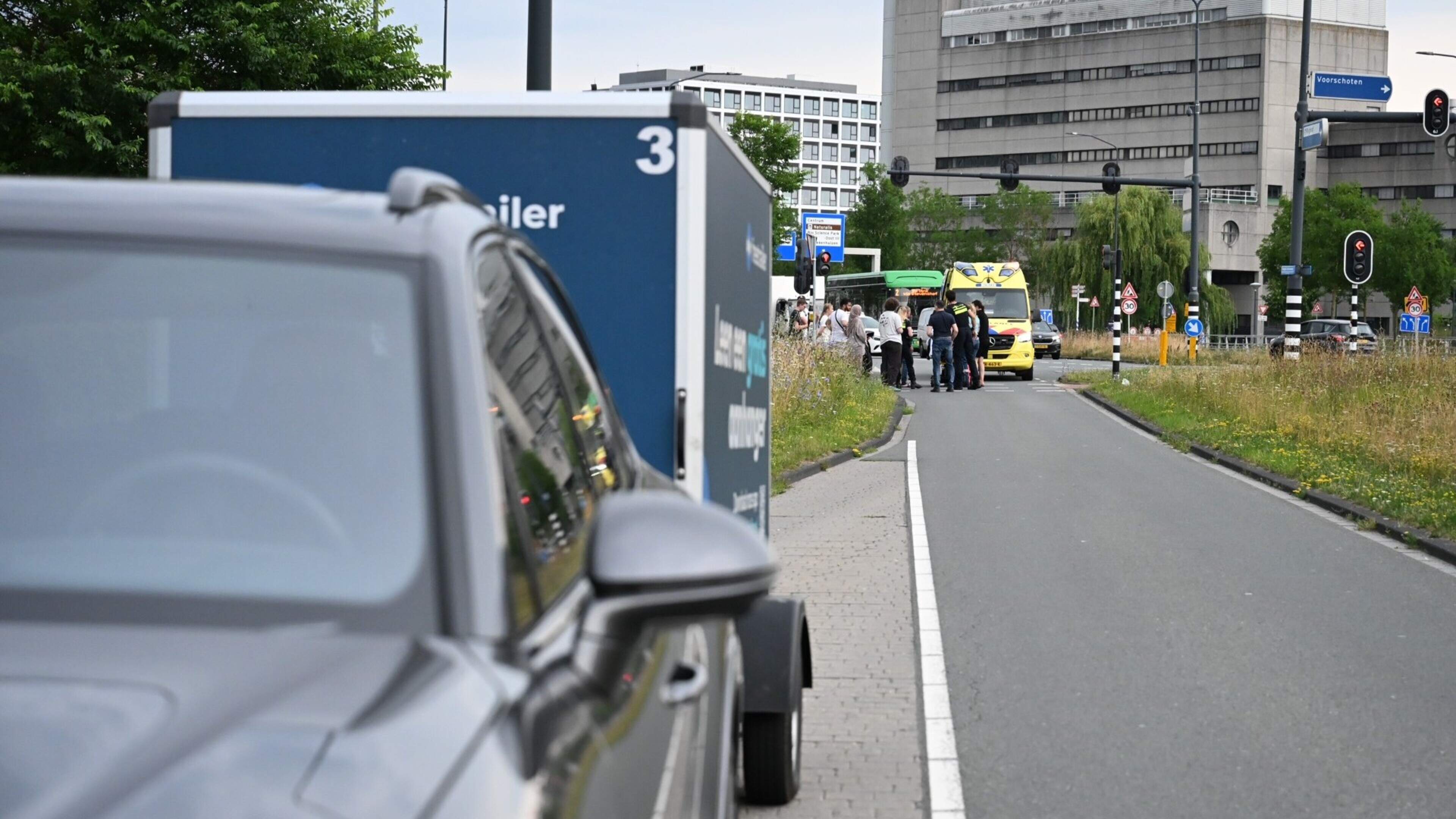 Fietsster gewond bij aanrijding met auto en aanhanger in Leiden.