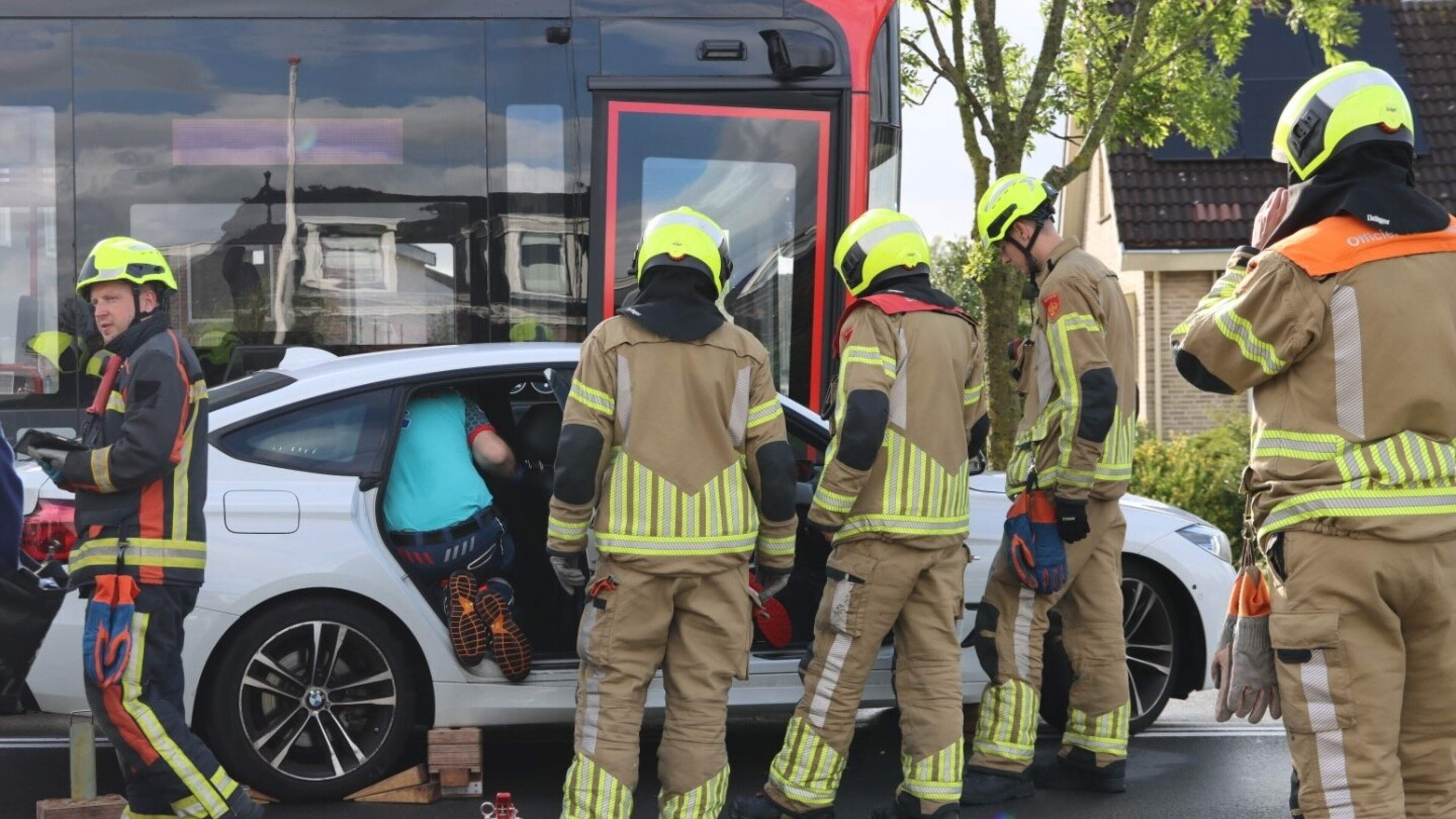 Gewonde bij botsing tussen auto en volle lijnbus in Rijnsburg