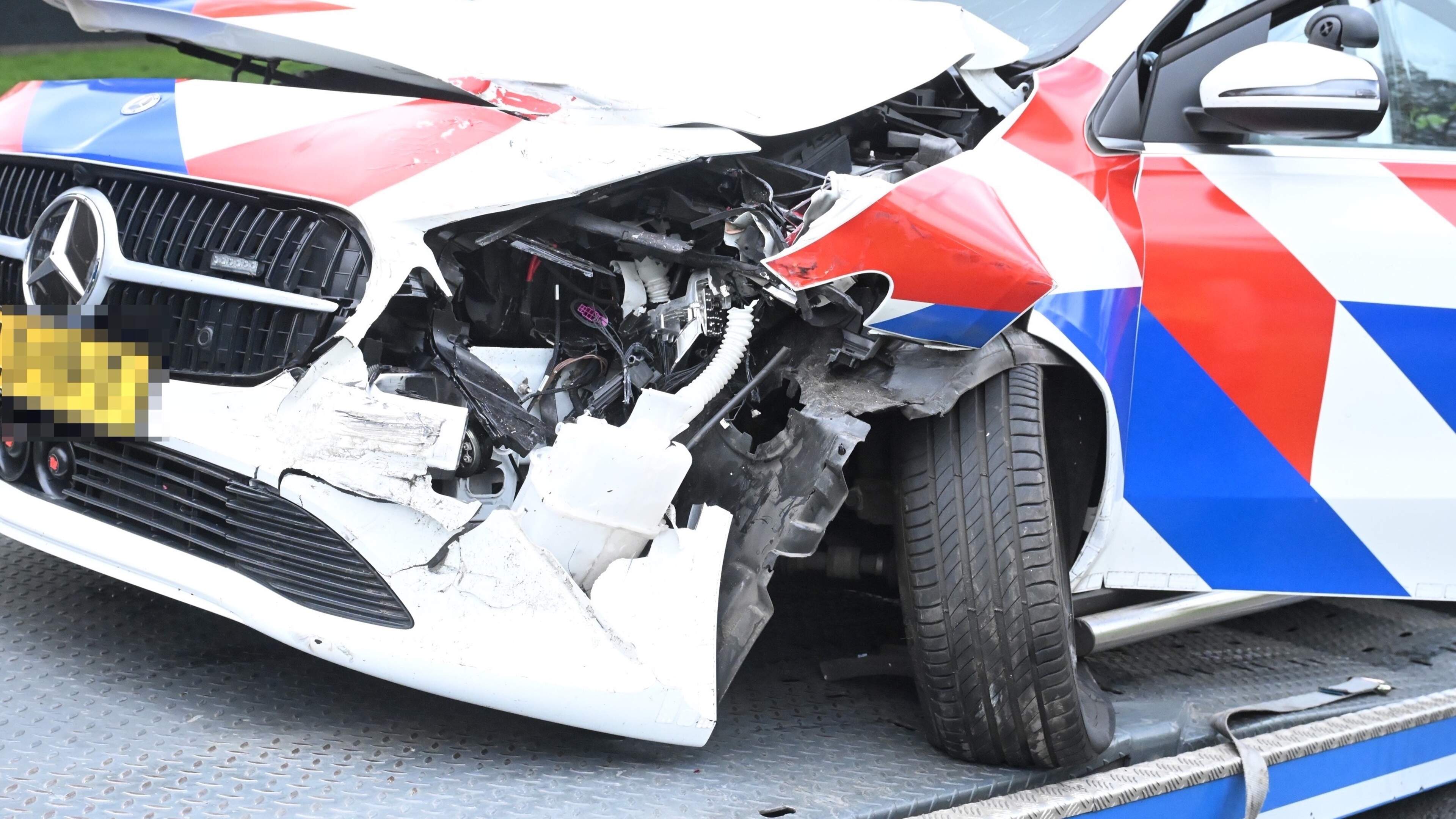 Twee gewonden bij aanrijding in Geesteren, slachtoffer bekneld in auto. Twee gewonden bij aanrijding in Geesteren, slachtoffer bekneld in auto.