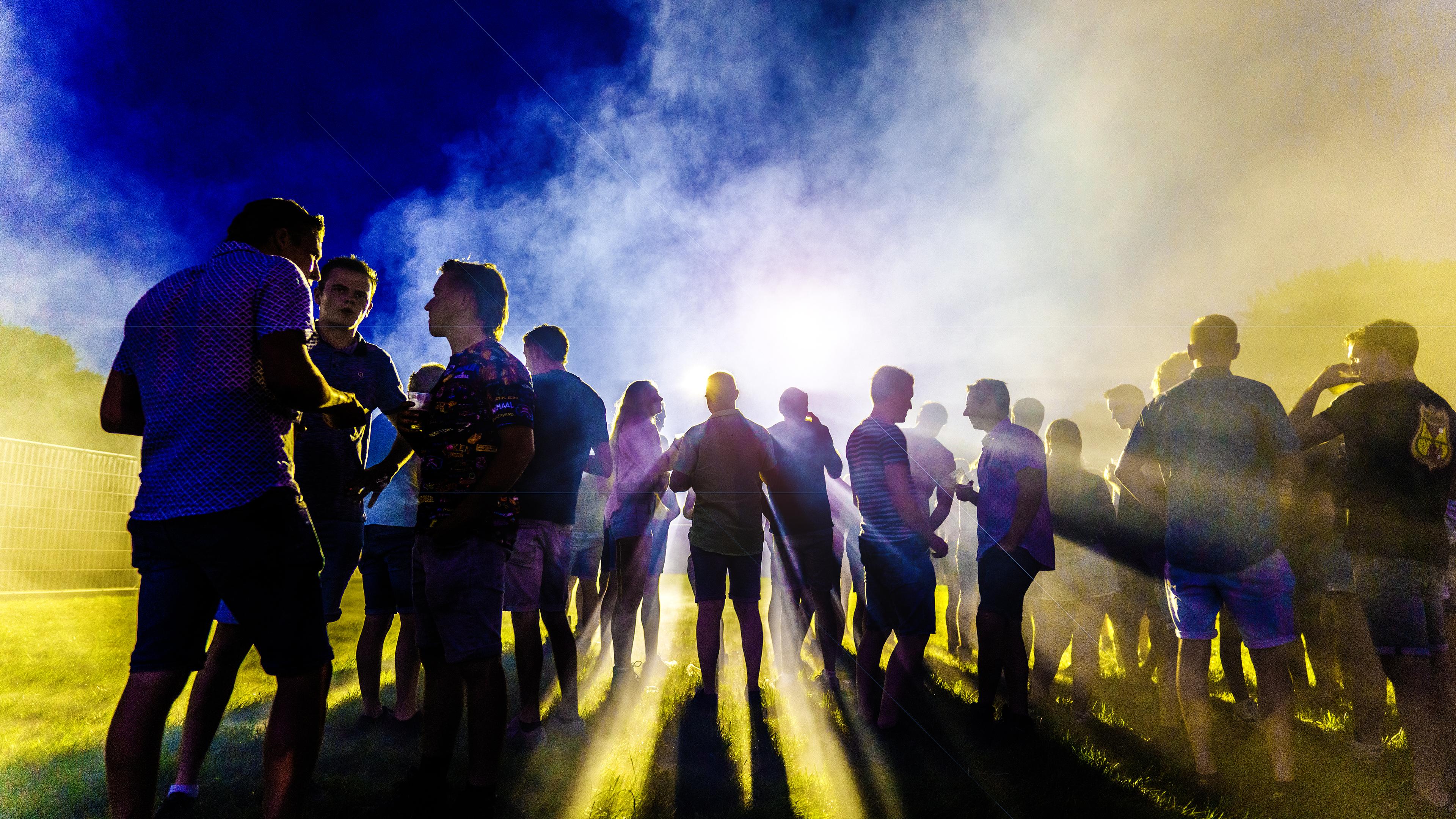 Zeikwei, klompen en liters bier: zo zag het tentfeest van Totally Darkness in Voorschoten eruit