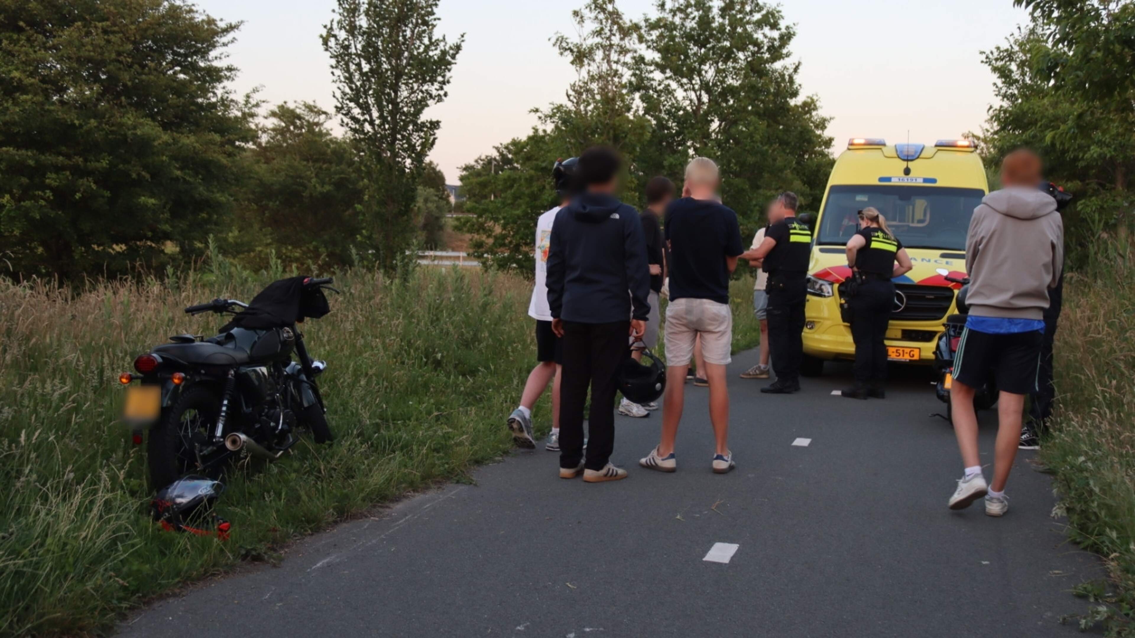 Voetganger gewond bij ongeval met brommerrijder in Noordwijkerhout.