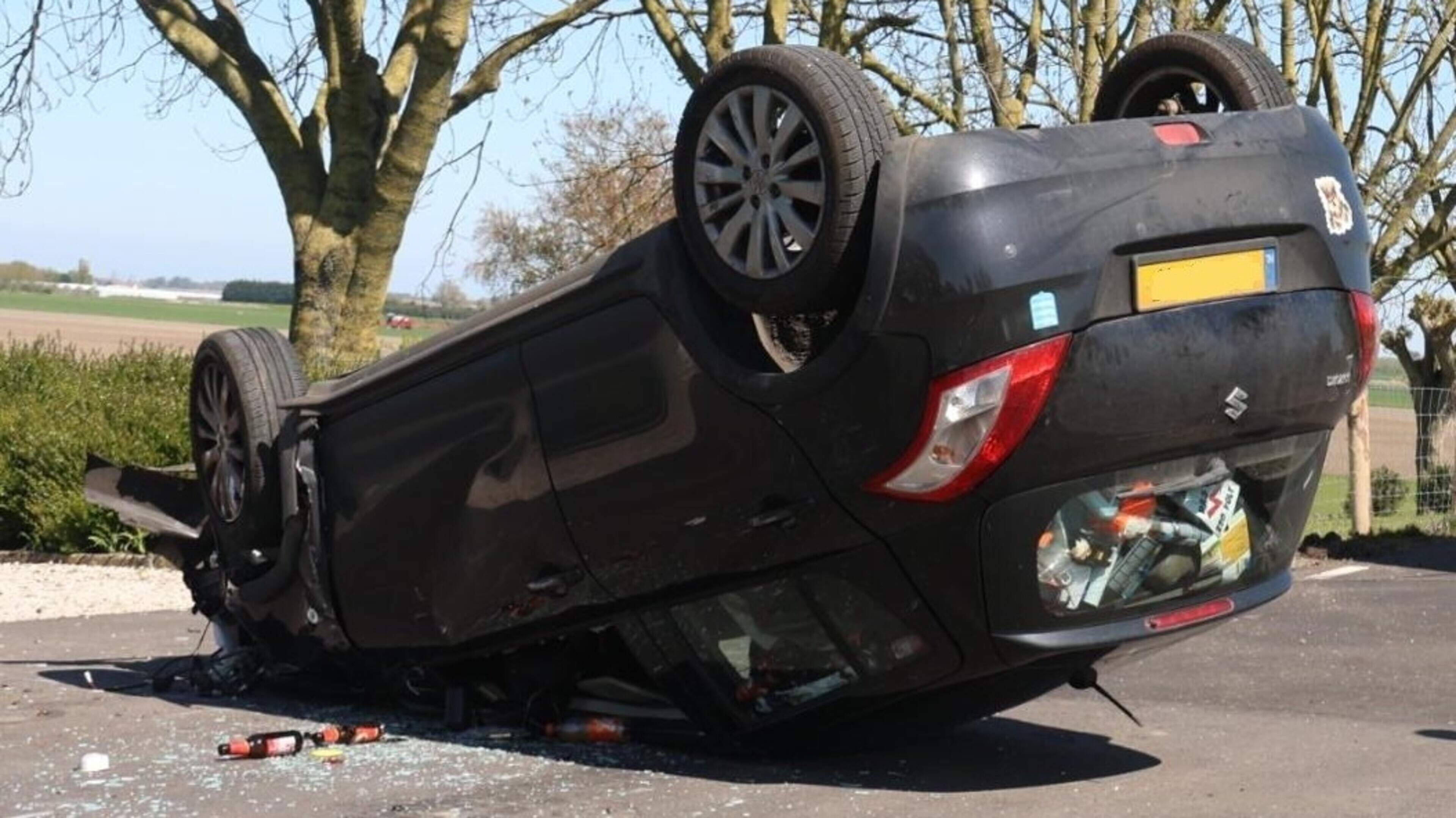 Automobilist belandt op z’n dak bij eenzijdig ongeval in Leimuiden.