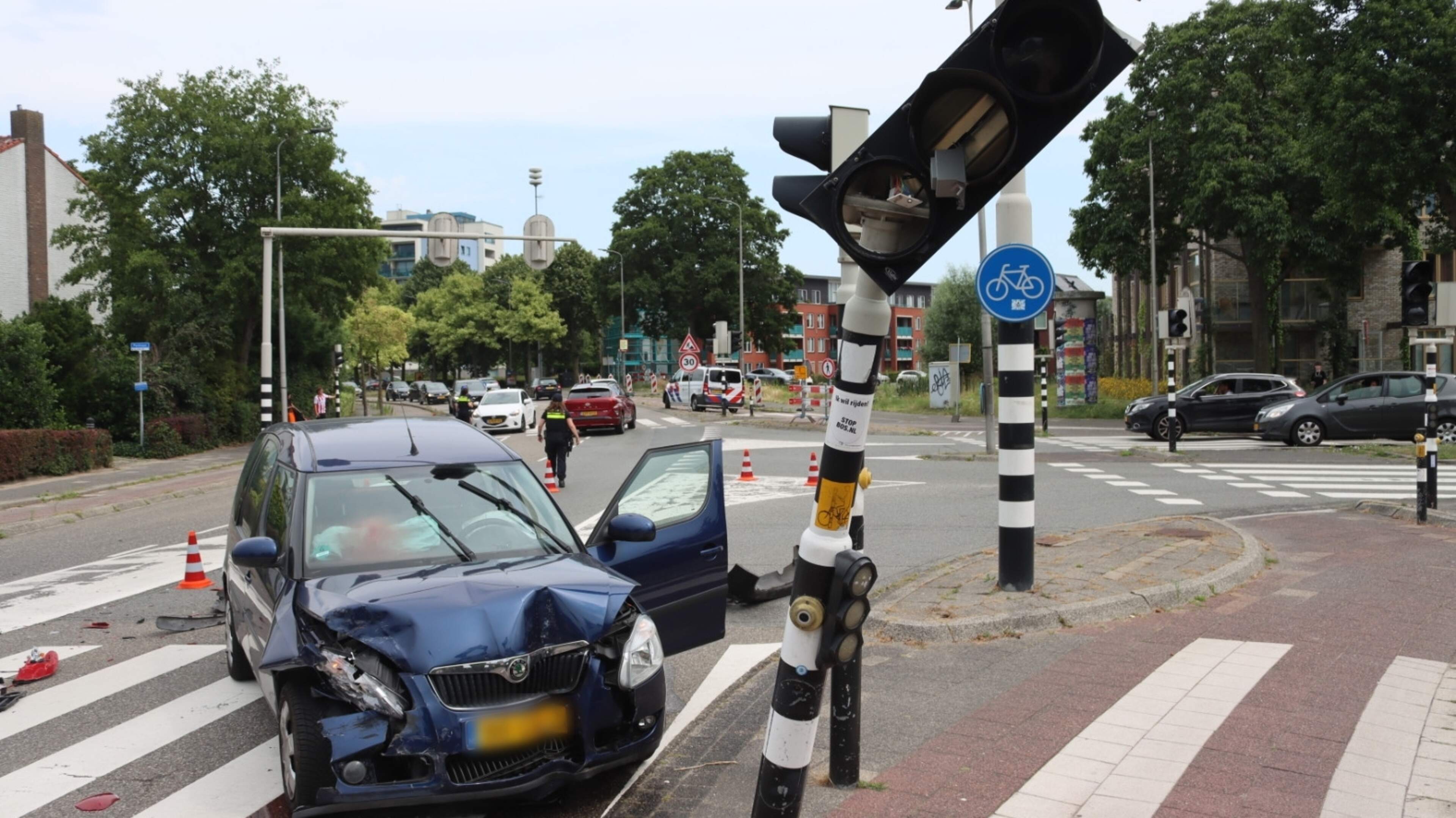 Gewonde en veel schade bij botsing op kruising in Sassenheim, overlast voor verkeer.