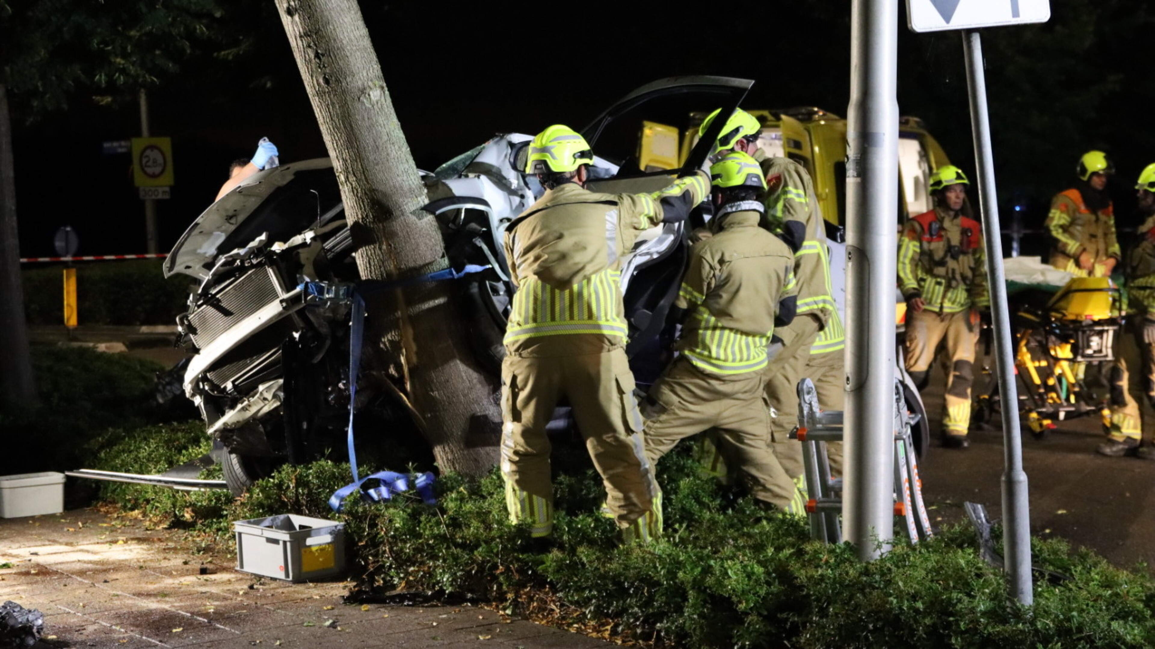 112-nieuws: Auto vliegt uit de bocht in Wormerveer