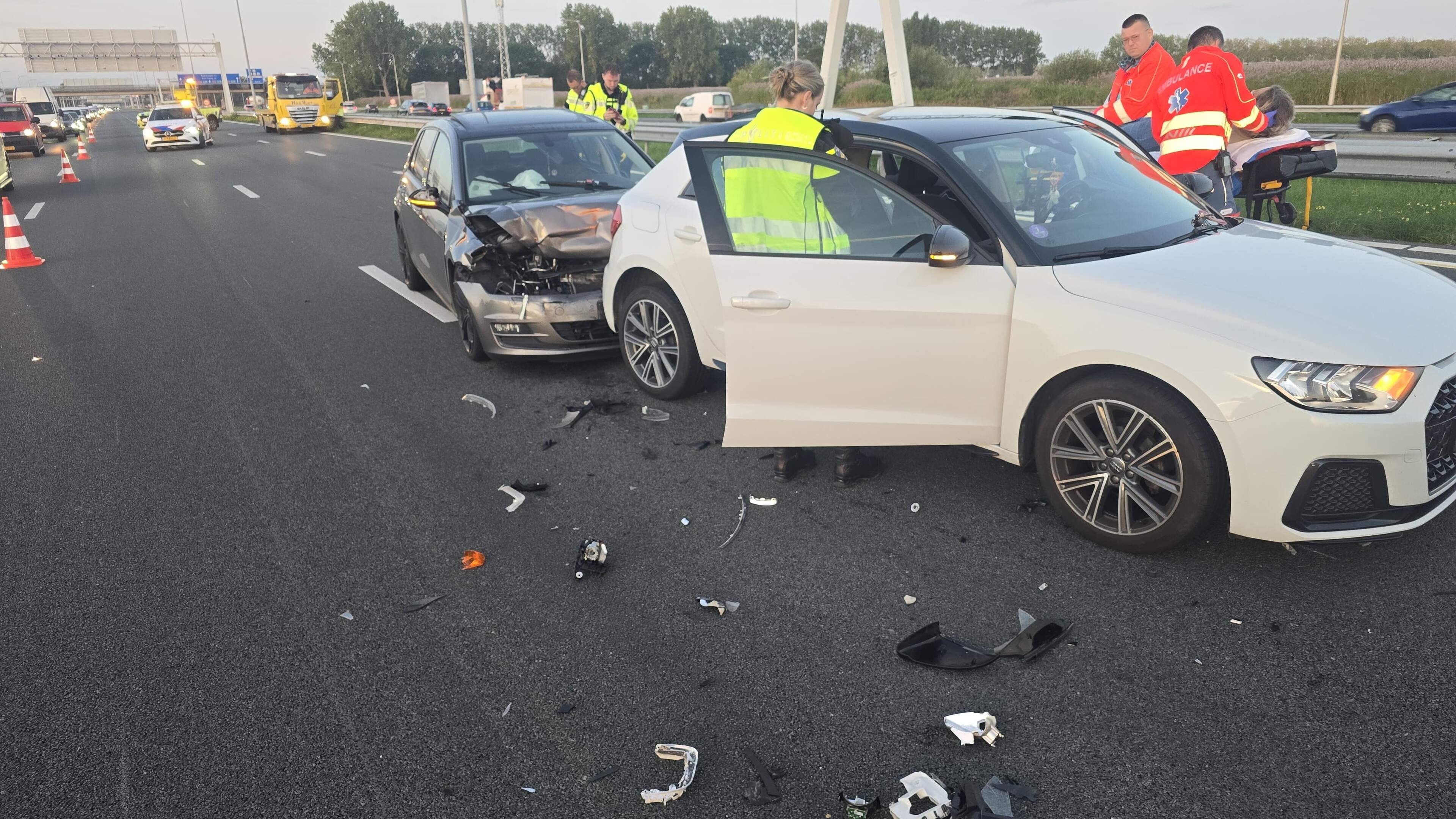 File van 16 kilometer op A4 richting Amsterdam door ongeval tussen Hoogmade en Hoofddorp: drie rijstroken dicht [update]