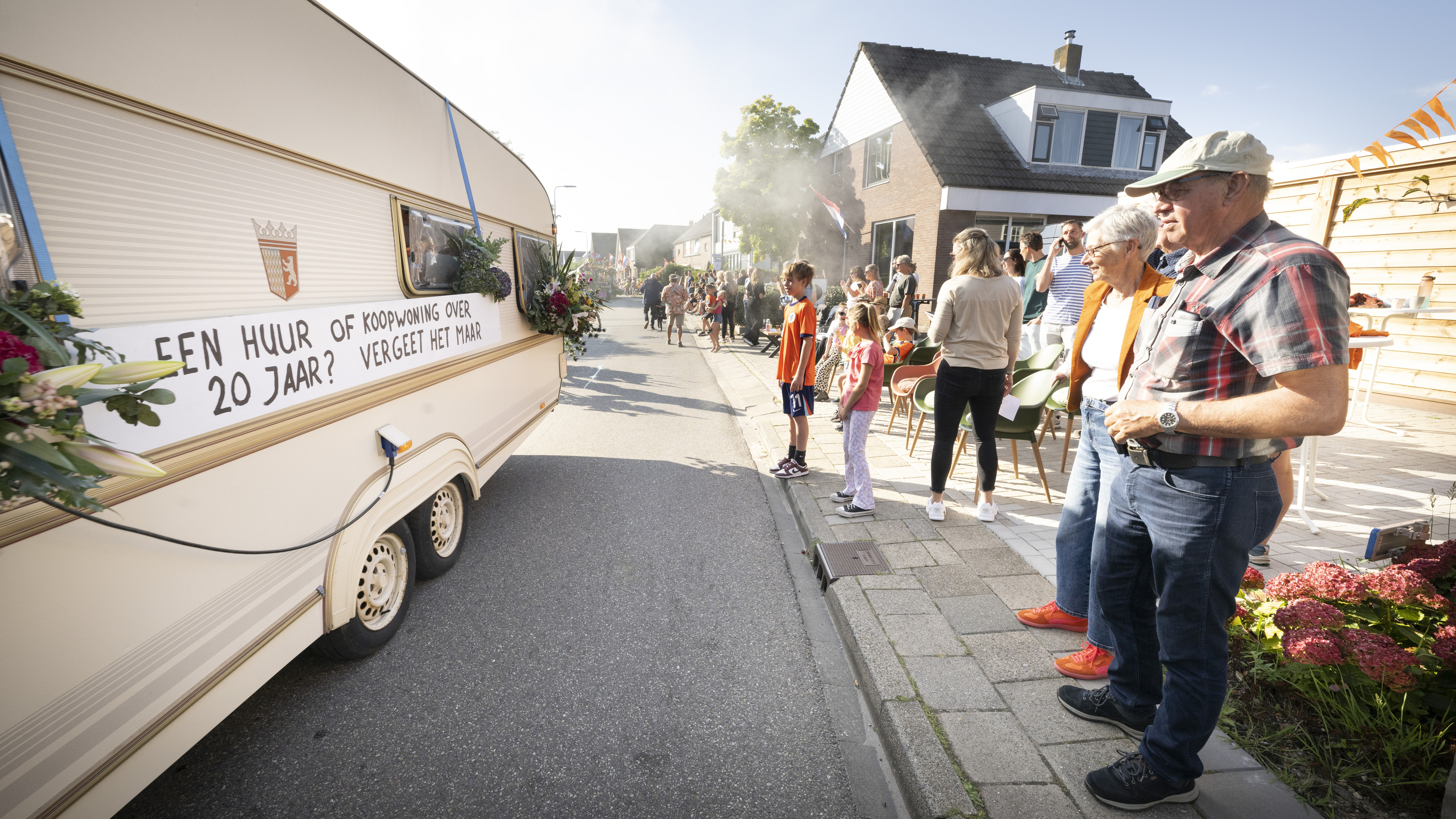 Vrolijk corso op zonovergoten zaterdag. ‘Blijven wonen in de Veen? Raap al het goud bijeen’