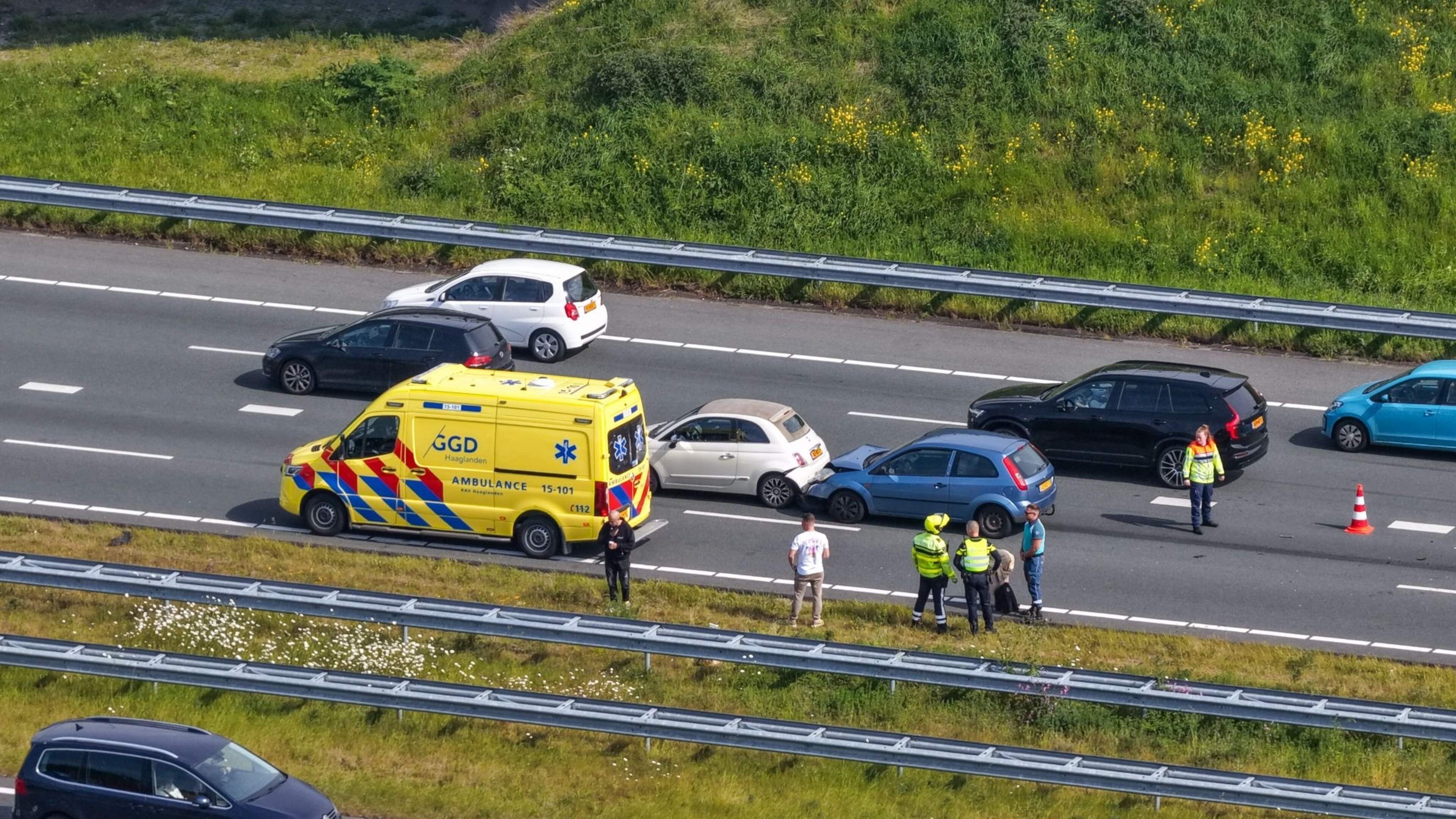 Kopstaart botsing zorgt voor vertraging op A4 bij Leiden. Kopstaart botsing zorgt voor vertraging op A4 bij Leiden.