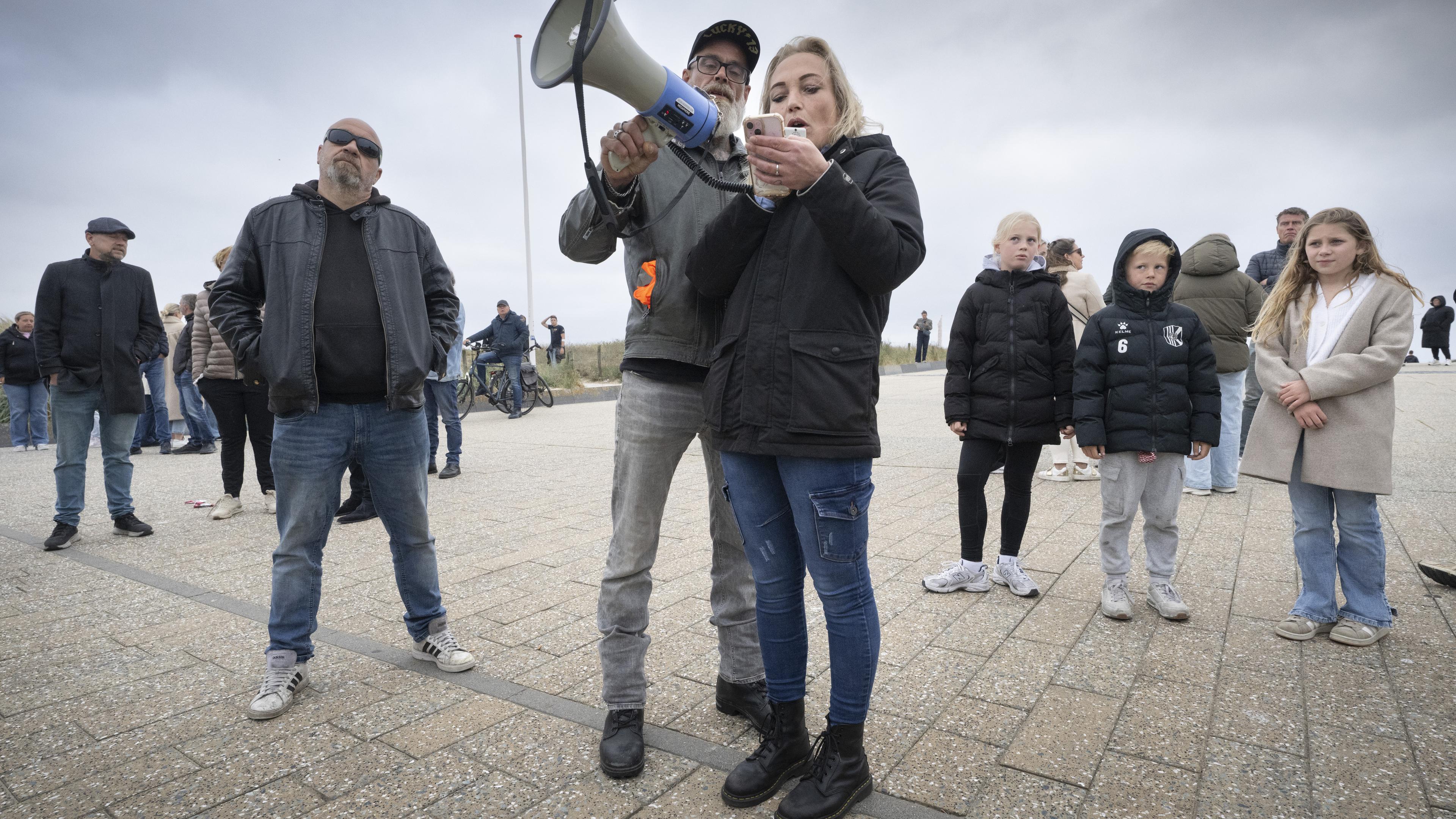 Katwijk houdt zich in na volkswoede van eerder deze week. ’Dit is geen demonstreren jongens, kom op’
