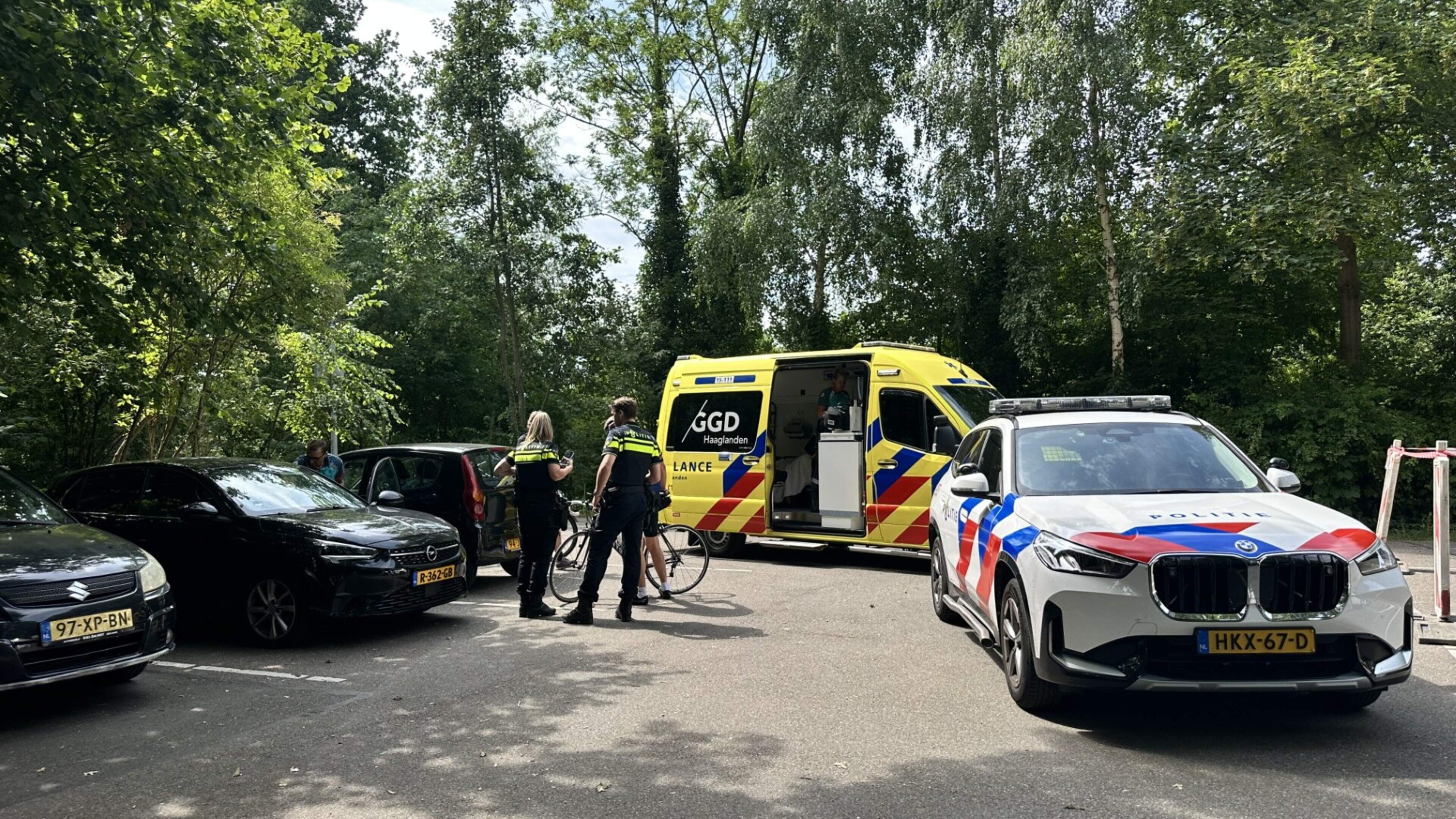 Wandelaarster gewond bij aanrijding met wielrenner in Voorschoten. Wandelaarster gewond bij aanrijding met wielrenner in Voorschoten.
