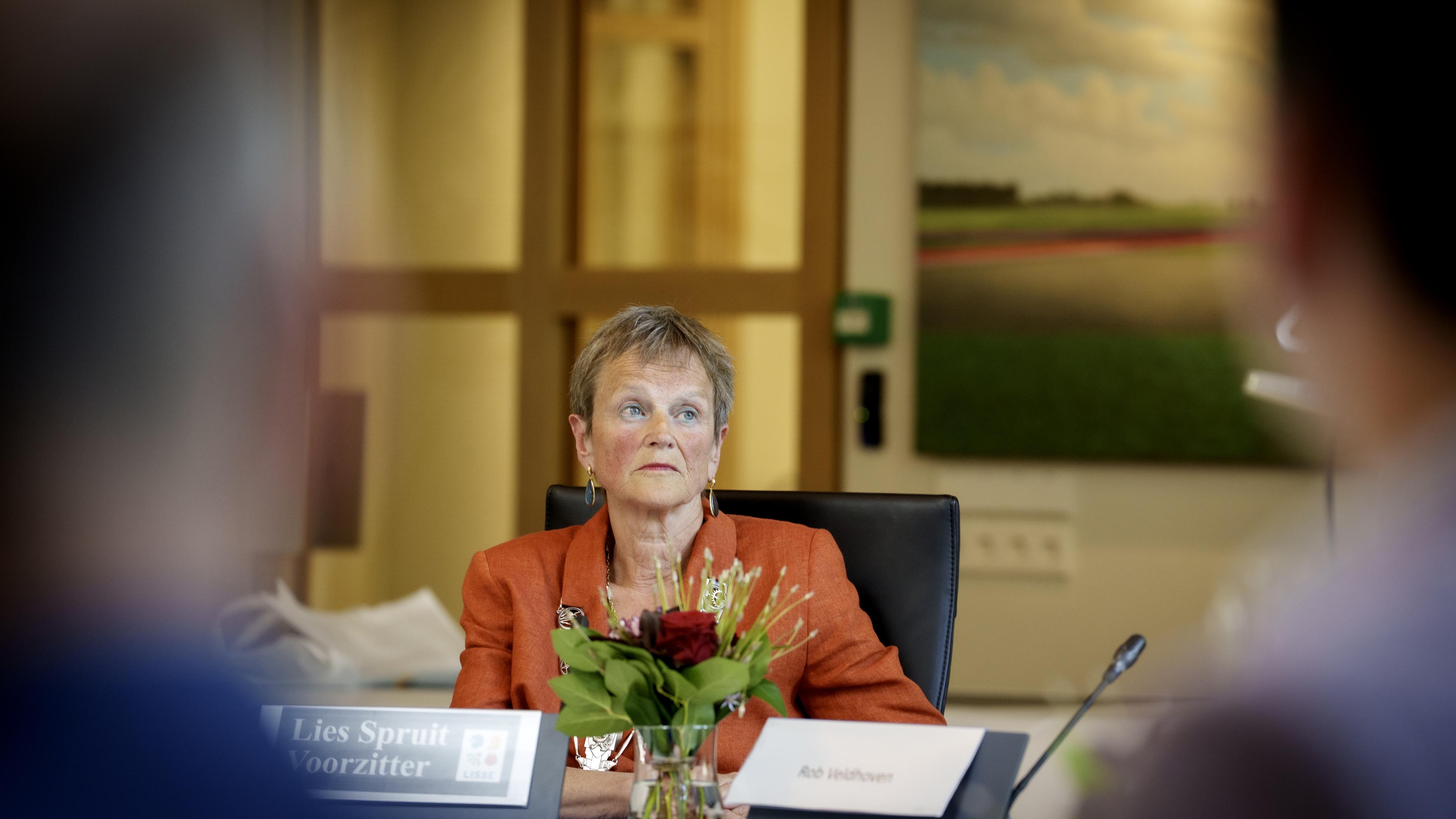 Lies Spruit zwaait af en krijgt lof toegezwaaid. ’De burgemeester die de Keukenhof heeft gered’