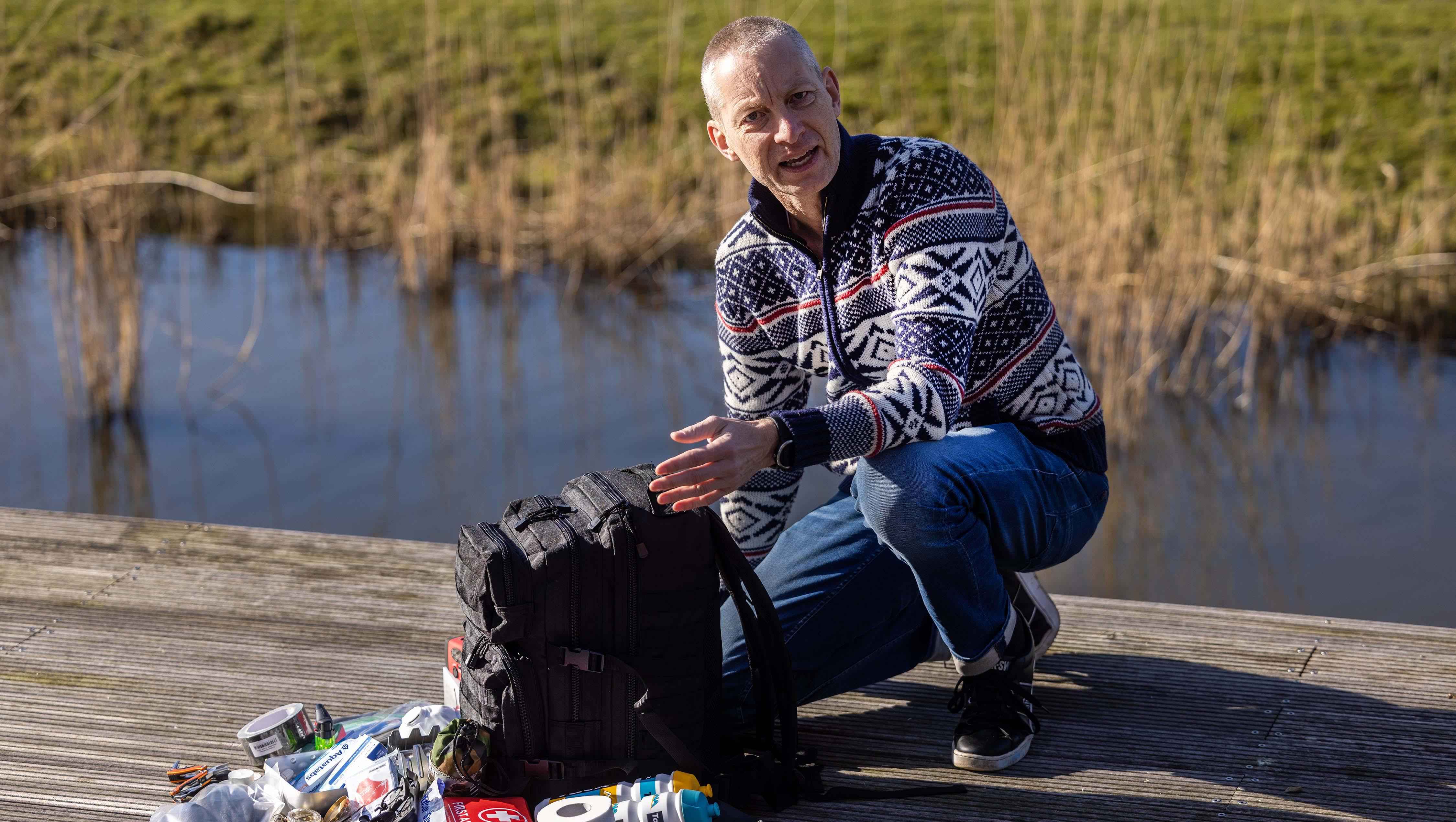 Bert-Jan van Heijningen maakt survivalkits voor de Nederlandse situatie: ’Je kunt maar beter goed zi