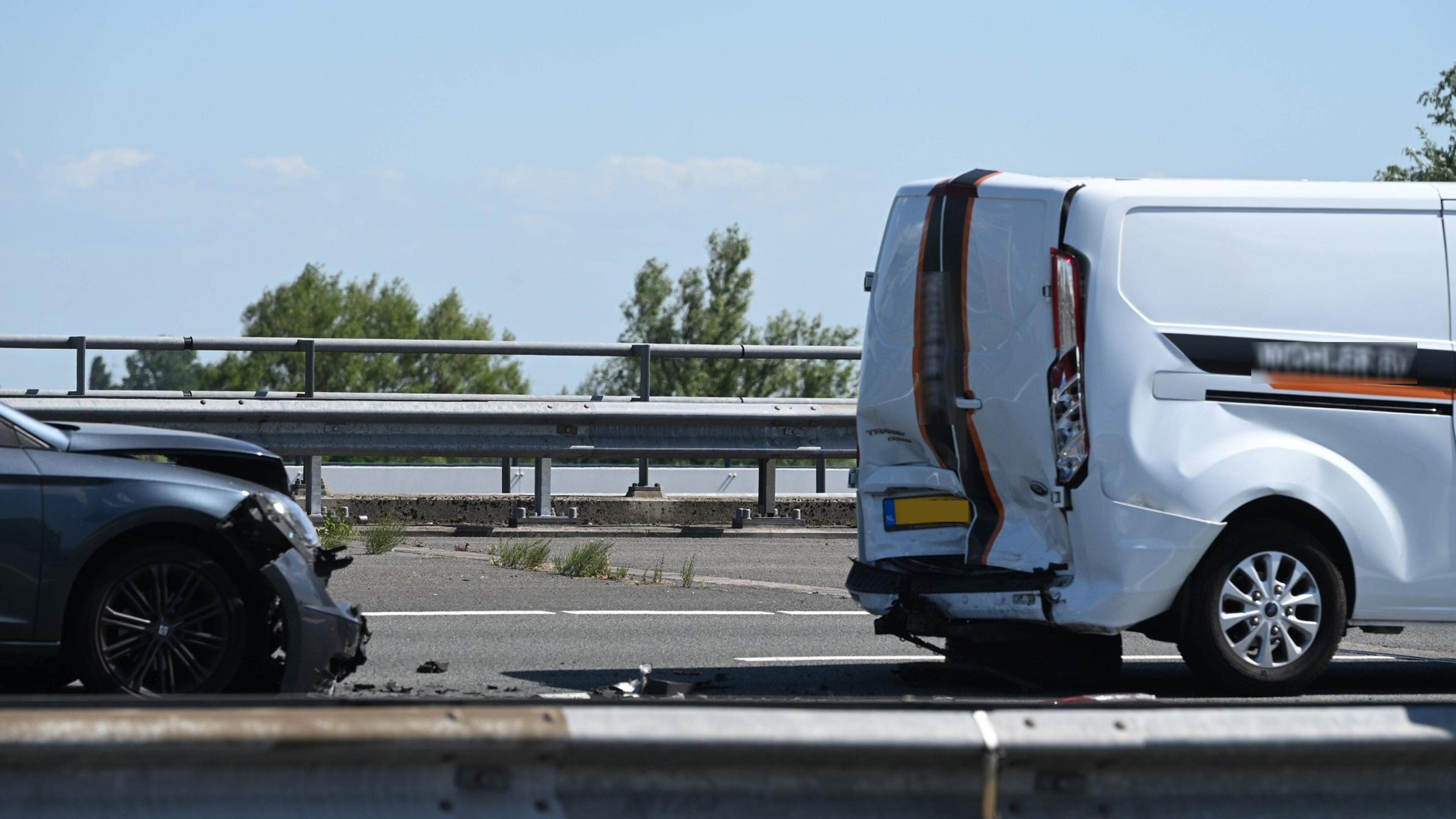 Ongeval op A4 bij Zoeterwoude-Rijndijk, hoofdrijbaan gesloten