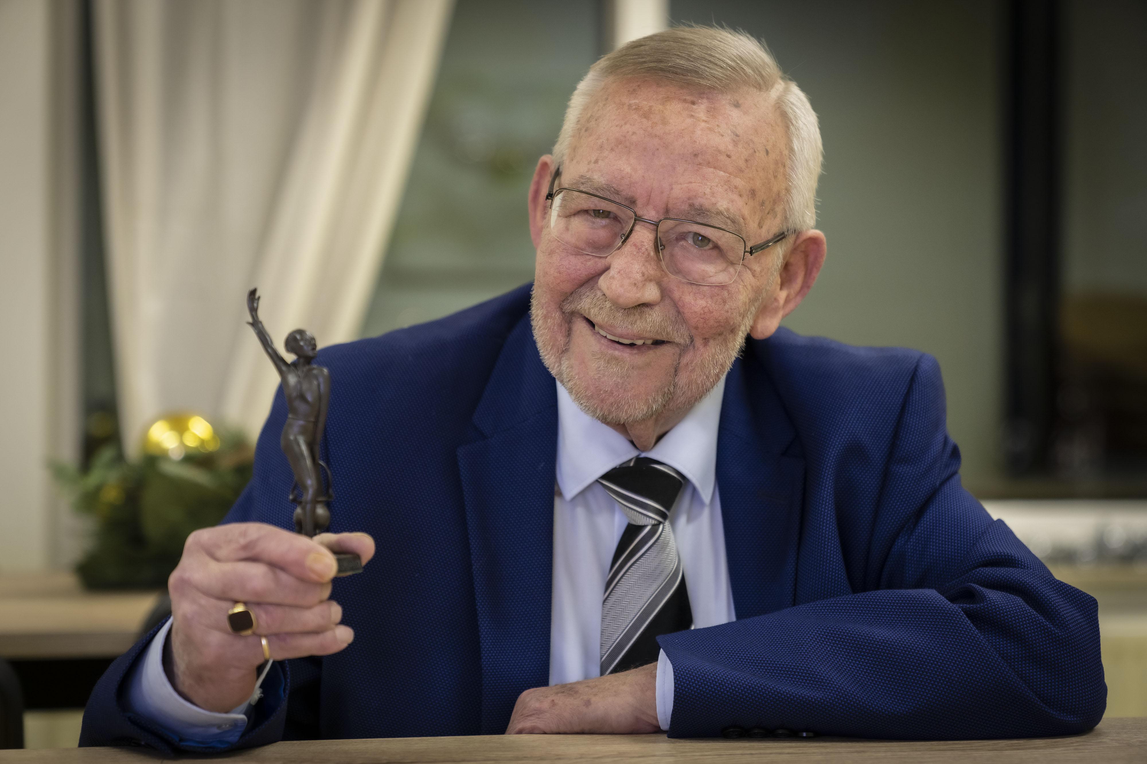 Bart Ouwerkerk krijgt Joppenszbeeldje voor 67-jarige vrijwilligerscarrière
