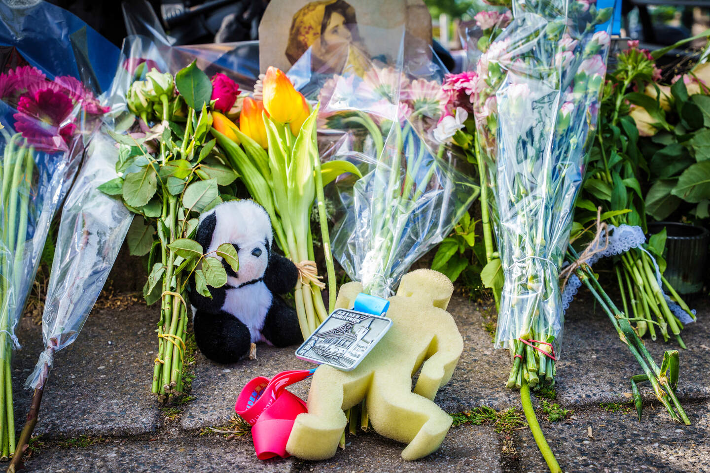 Bloemen en medailles bij spontane gedenkplek in Leiden voor overleden  Rosalie (15). 'Ik ben er helemaal in shock van' | Leidsch Dagblad