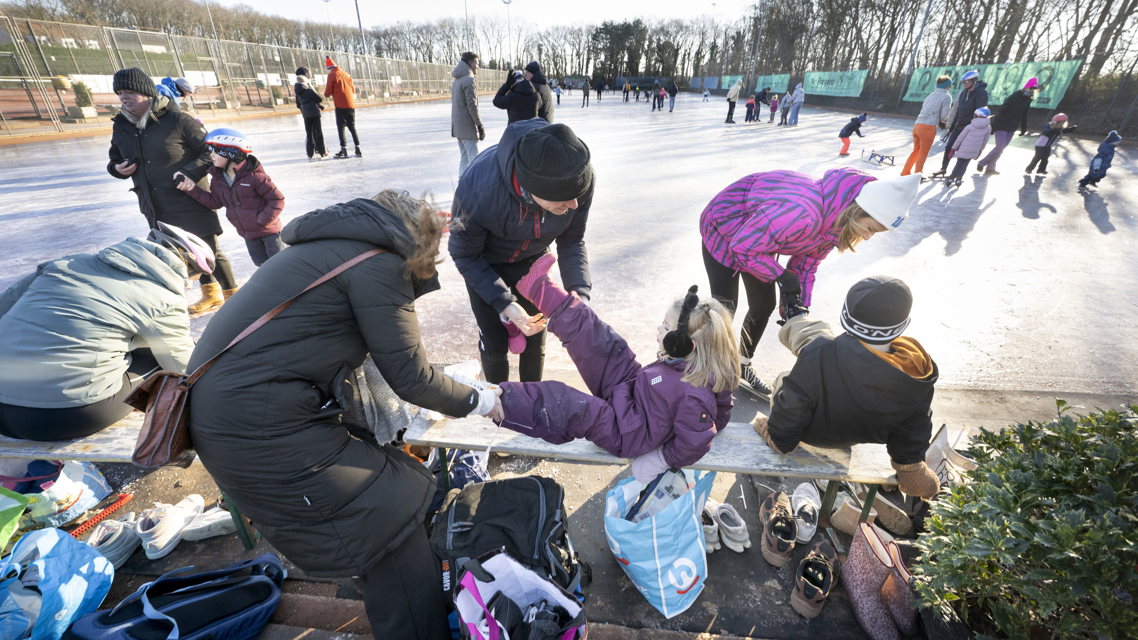 De ijsmeesters in Warmond en Noordwijk benutten elk ’koud putje’ in het winterweer. ’Kerstgevoel op 