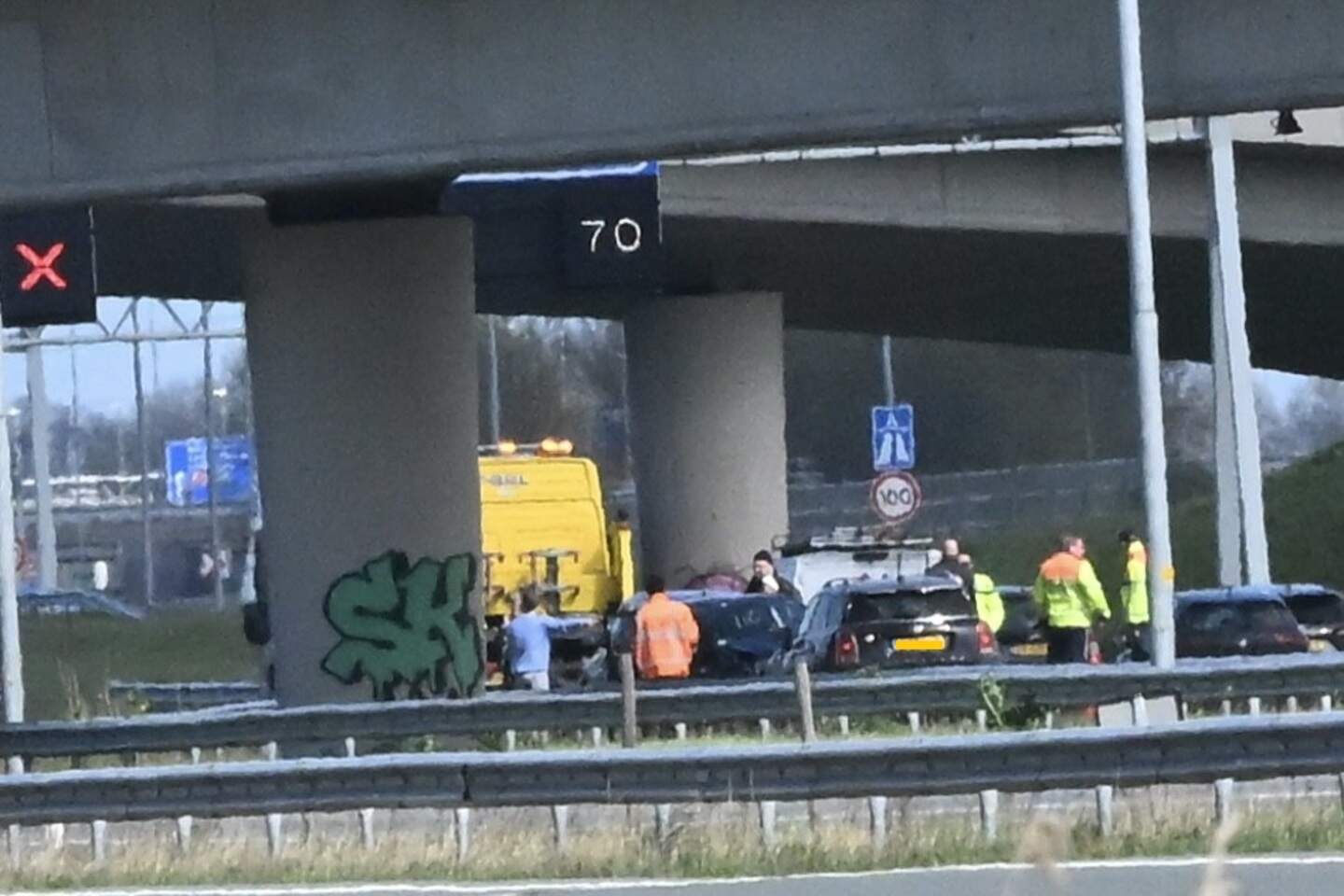 File op A4 bij Leiden na botsing tussen meerdere voertuigen, één gewonde | Leidsch Dagblad