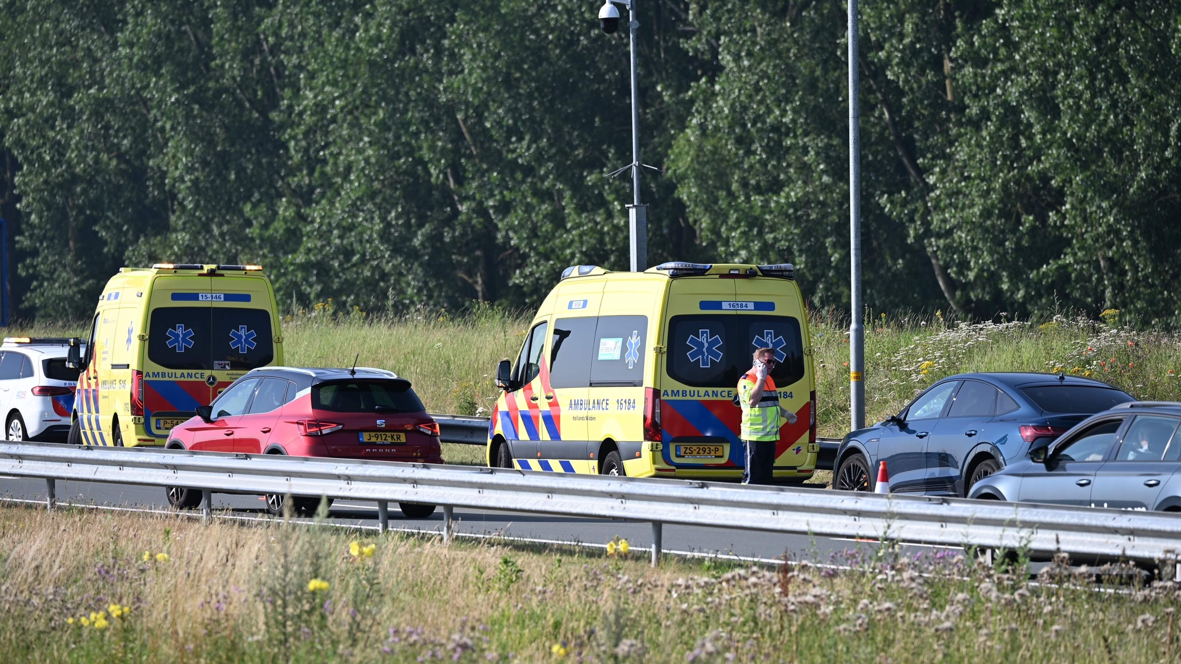 Persoon gewond bij kop-staartbotsing op N434 bij Leiden.