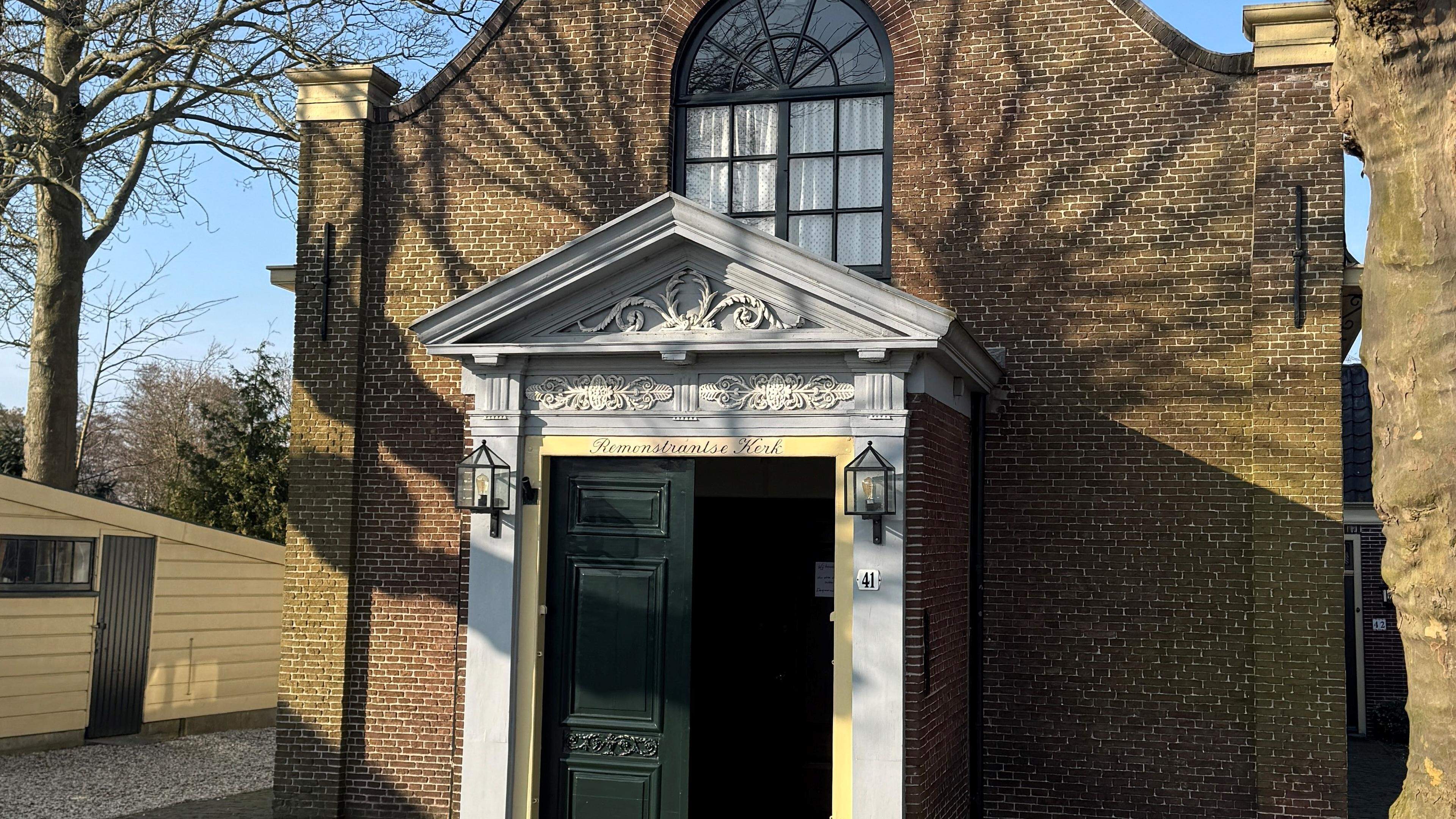 Plan voor Knarrenhof met twintig appartementen in de tuin van de remonstrantse kerk in Oude Wetering