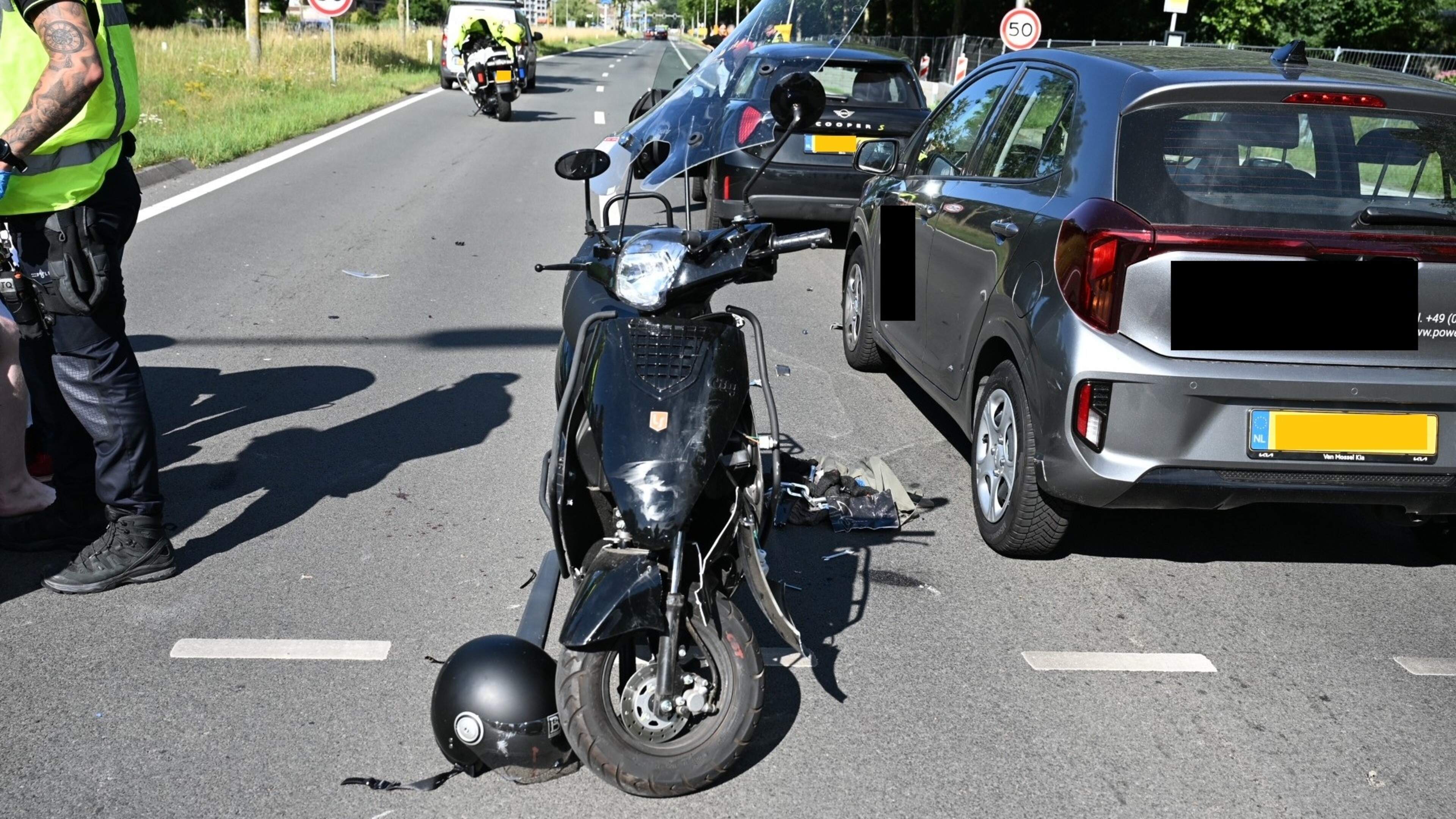 Scooterrijder gewond bij aanrijding op N447 in Leiden. Scooterrijder gewond bij aanrijding op N447 in Leiden.